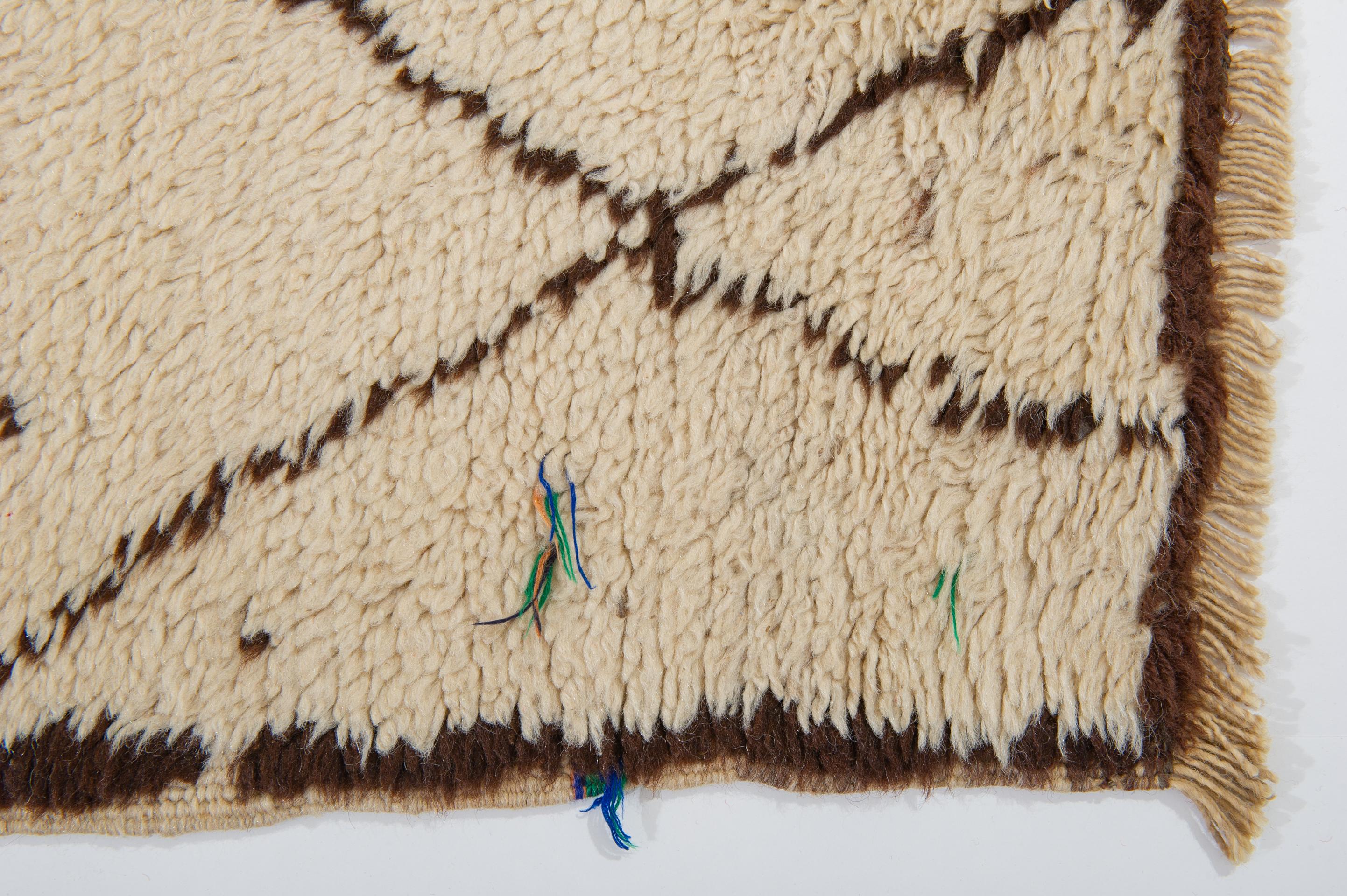  Vintage AZILAL - AIT BOUGEMMAZ Moroccan Carpet In Excellent Condition For Sale In Alessandria, Piemonte