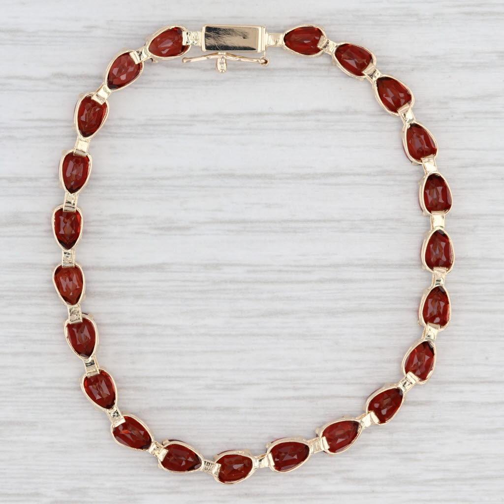 Información sobre la gema:
- Granates naturales -
Quilates totales - 11,70ctw
Talla - Pera brillante
Color - Rojo

Metal: Oro amarillo de 14 quilates
Peso: 5,9 gramos 
Sellos: 14k
Estilo de cadena: Tenis
Cierre: Caja y pestillo
Circunferencia