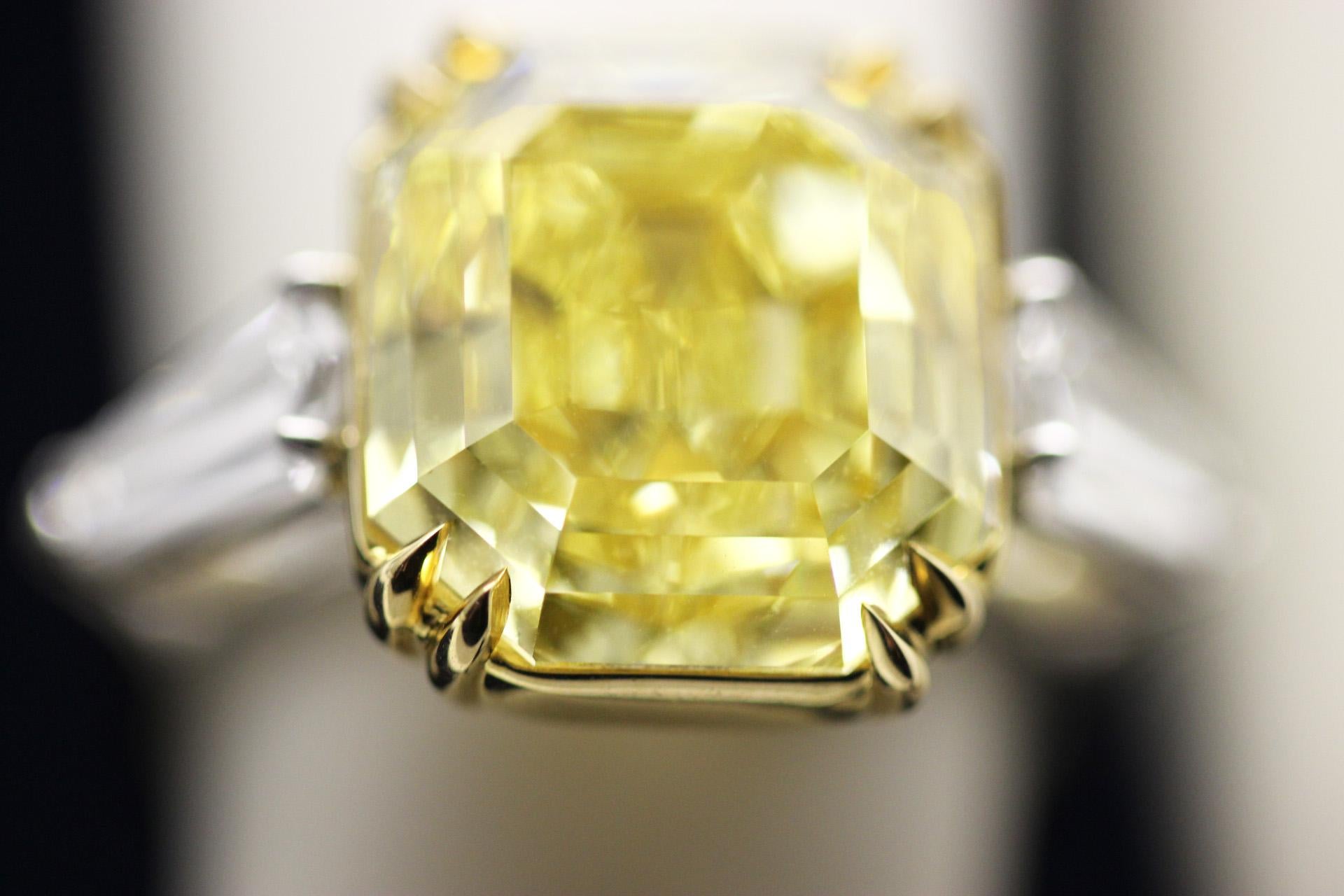 11,71 Karat IF intensiv gelber Diamant-Verlobungsring mit Smaragdschliff GIA Scarselli im Zustand „Neu“ im Angebot in New York, NY