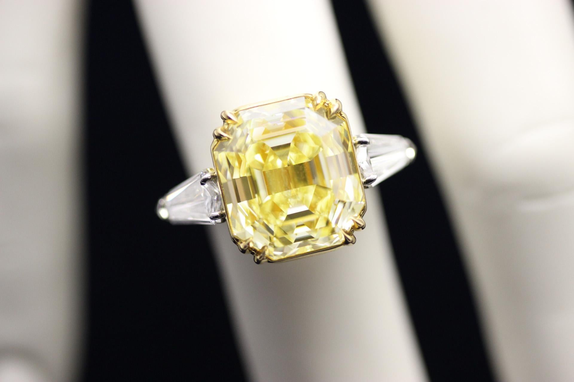 Women's or Men's 11.71 Ct IF Intense Yellow Emerald Cut Diamond Engagement Ring GIA Scarselli For Sale