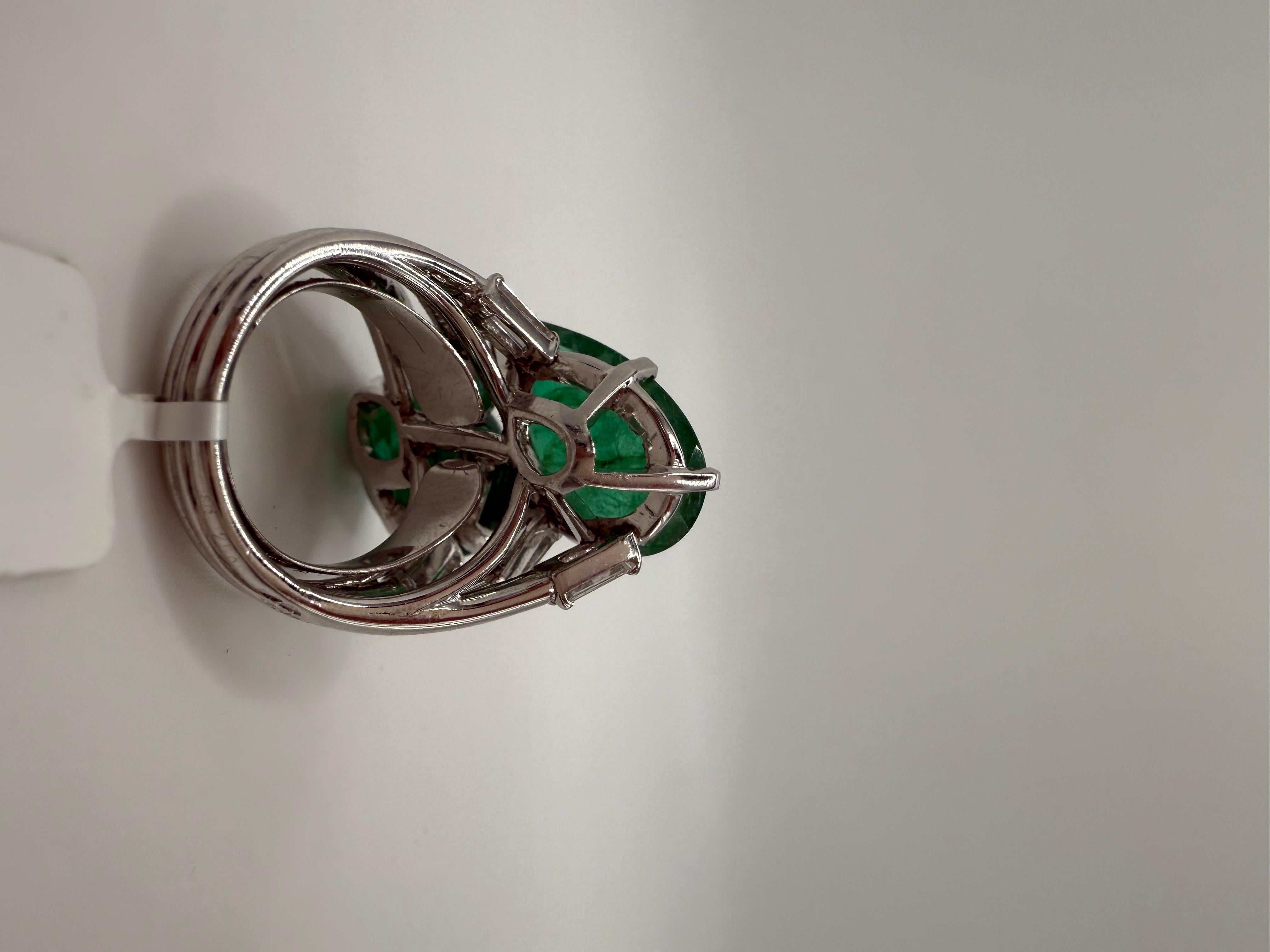 Anillo de platino con esmeralda y diamantes de 11,72 quilates en forma de doble pera/óvalo Corte oval en venta