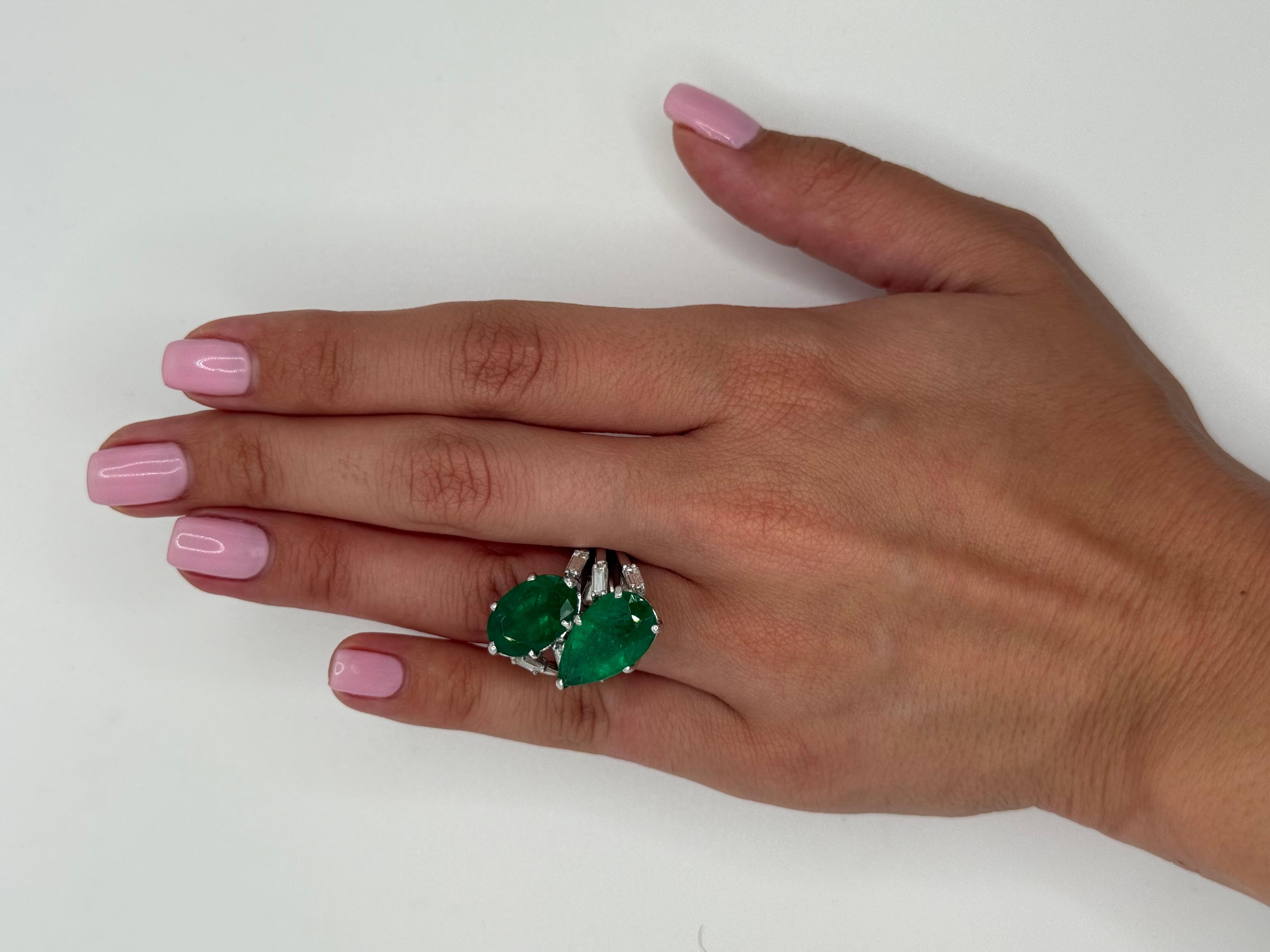 Anillo de platino con esmeralda y diamantes de 11,72 quilates en forma de doble pera/óvalo en Excelente estado para la venta en Los Angeles, CA