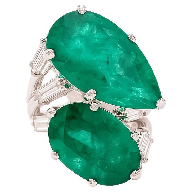 Anillo de platino con esmeralda y diamantes de 11,72 quilates en forma de doble pera/óvalo en venta