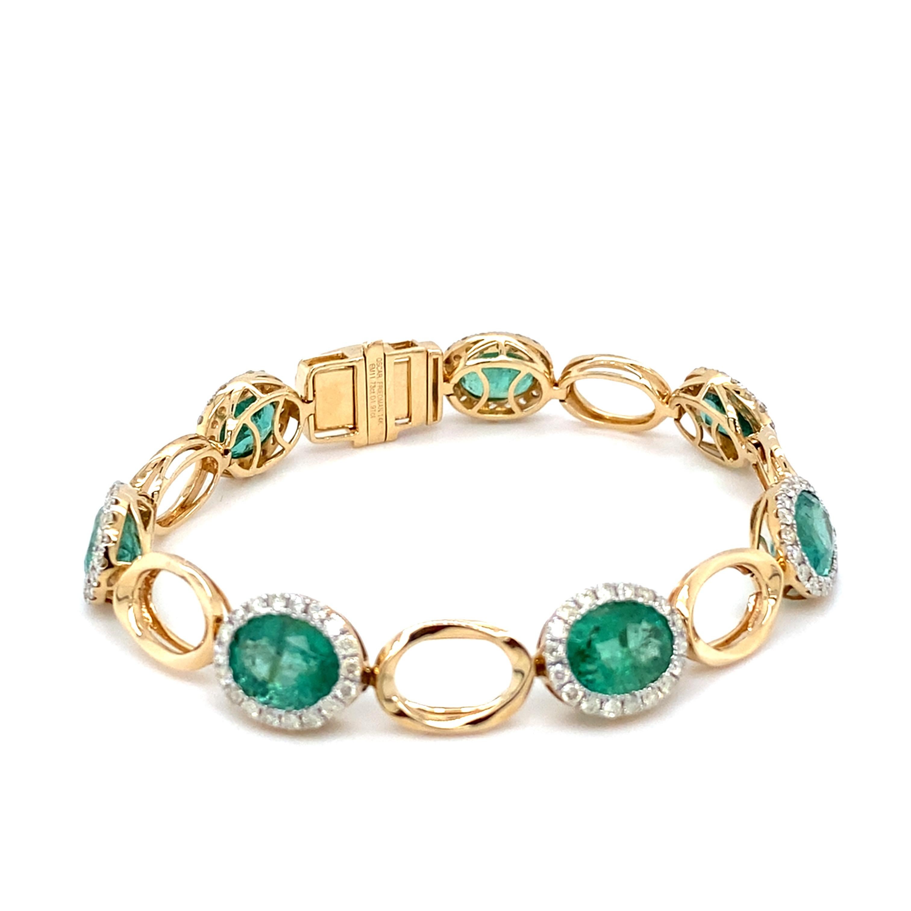 Ce superbe bracelet en émeraudes de 11,73 carats et diamants de 1,91 carats présente sept émeraudes ovales, chacune élégamment encadrée par des diamants étincelants. Le magnifique design est réalisé en or jaune 14k, ajoutant une touche de