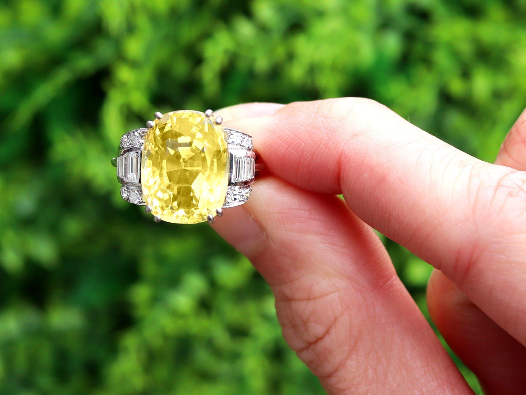 Uno splendido anello antico di 11,74 carati con zaffiro giallo di Ceylon e 0,66 carati di diamante, in oro bianco 18 carati; fa parte della nostra vasta gamma di anelli con zaffiro giallo.

Questo splendido anello con zaffiro giallo, fine e di