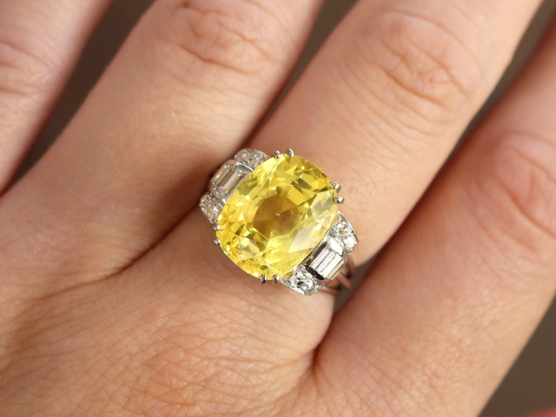 Art Déco Anello con zaffiro giallo di Ceylon da 11,74 carati e diamante da 0,66 carati, oro bianco 18 carati in vendita