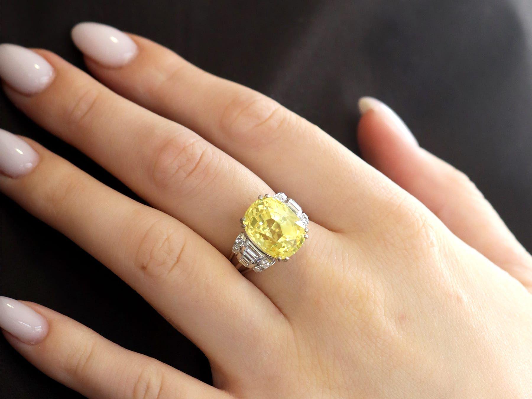 Taglio cuscino Anello con zaffiro giallo di Ceylon da 11,74 carati e diamante da 0,66 carati, oro bianco 18 carati in vendita