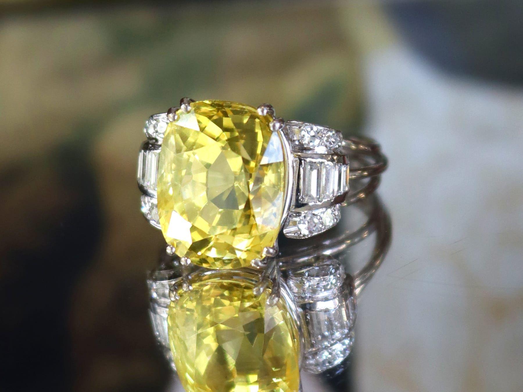Anello con zaffiro giallo di Ceylon da 11,74 carati e diamante da 0,66 carati, oro bianco 18 carati In condizioni ottime in vendita a Jesmond, Newcastle Upon Tyne