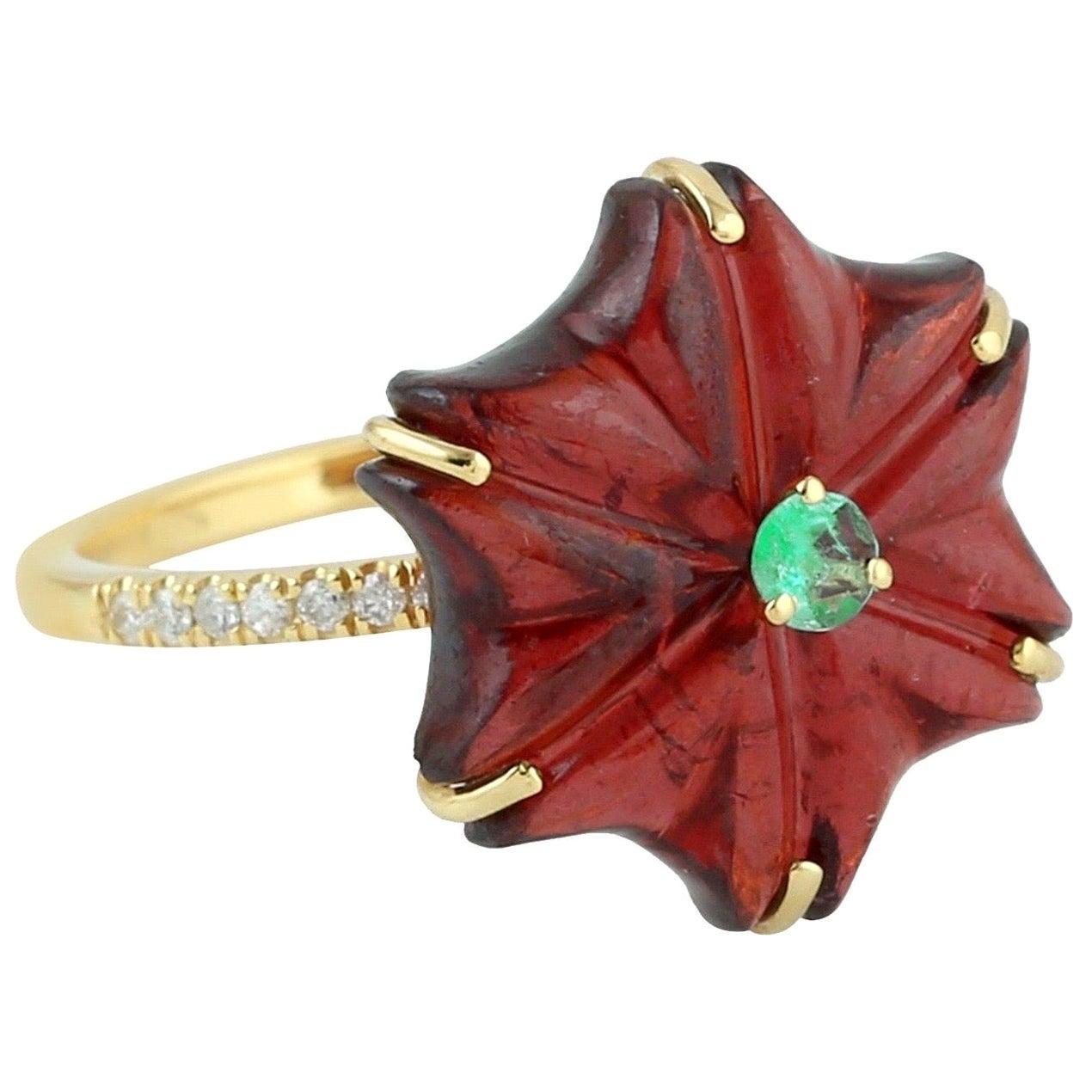 En vente :  Bague fleur en or 18 carats avec grenat sculpté, émeraude et diamants, de 11,74 carats