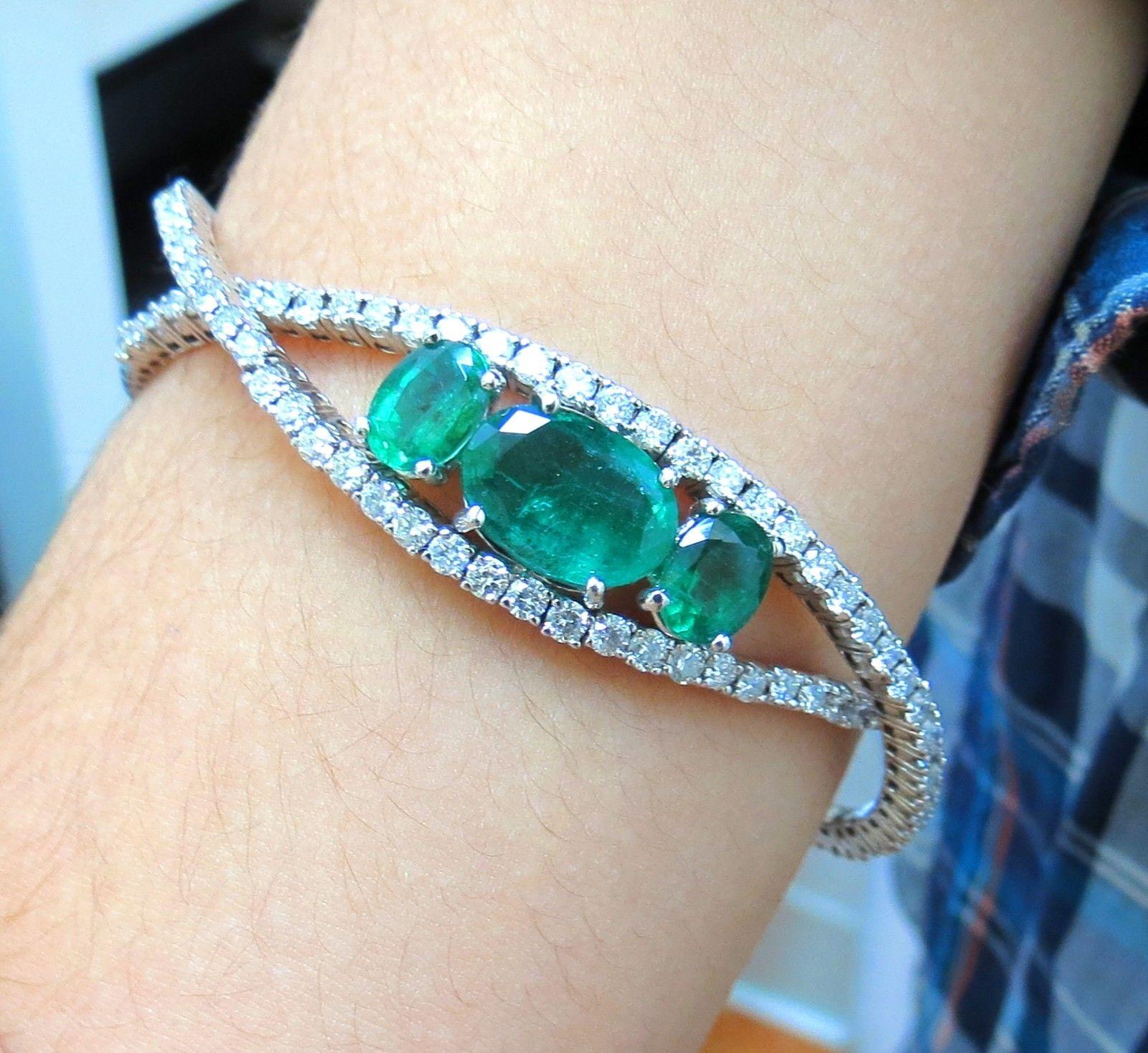 Oval Cut 11.75 Carat Natural Bright Emeralds Diamonds Crossover Bangle Bracelet 14 Karat