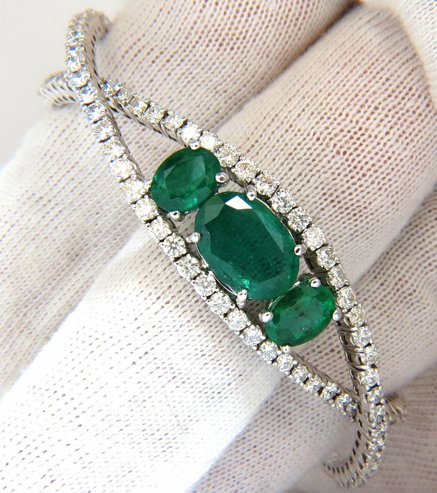 11.75 Carat Natural Bright Emeralds Diamonds Crossover Bangle Bracelet 14 Karat In New Condition In New York, NY
