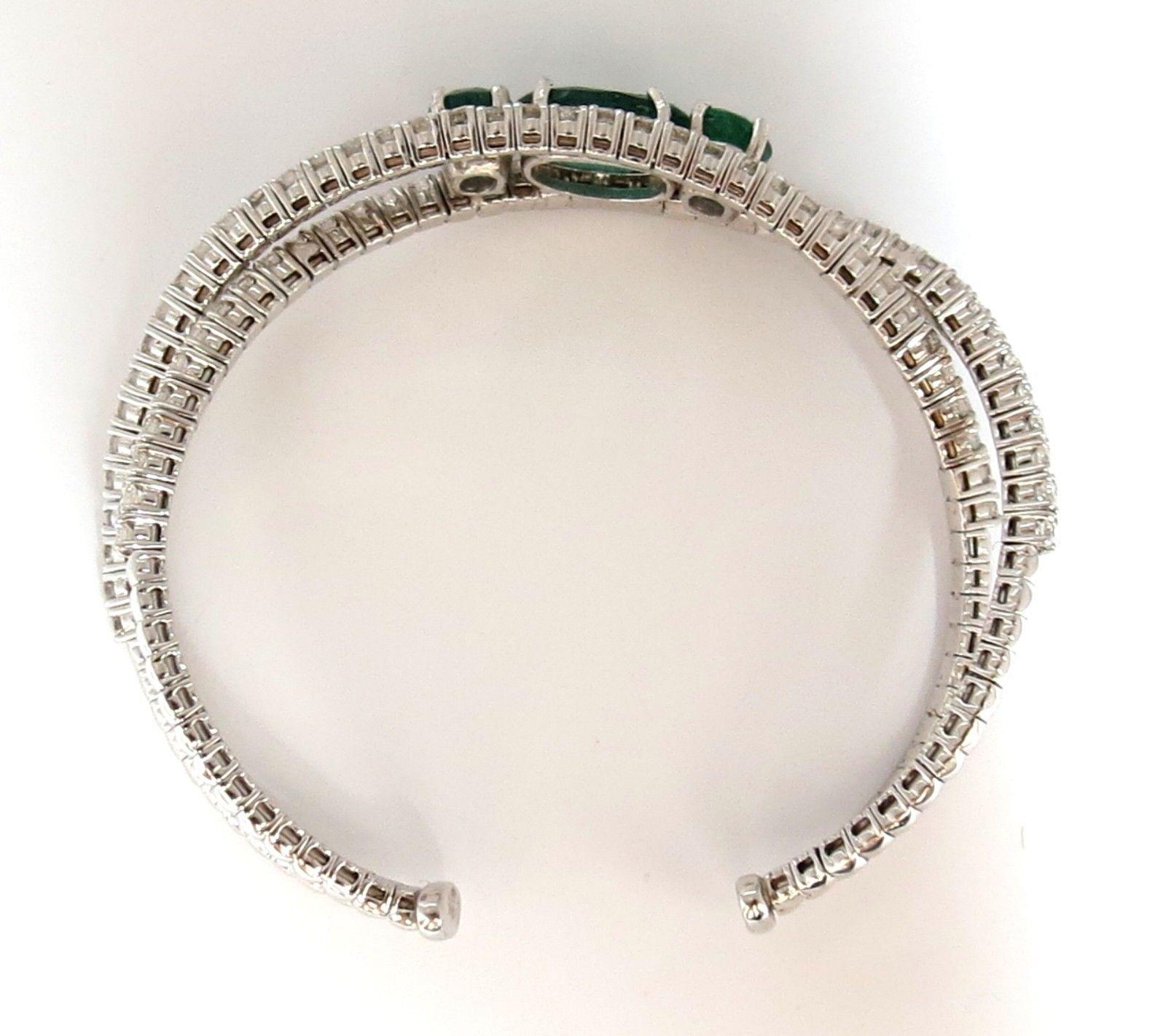 Women's or Men's 11.75 Carat Natural Bright Emeralds Diamonds Crossover Bangle Bracelet 14 Karat