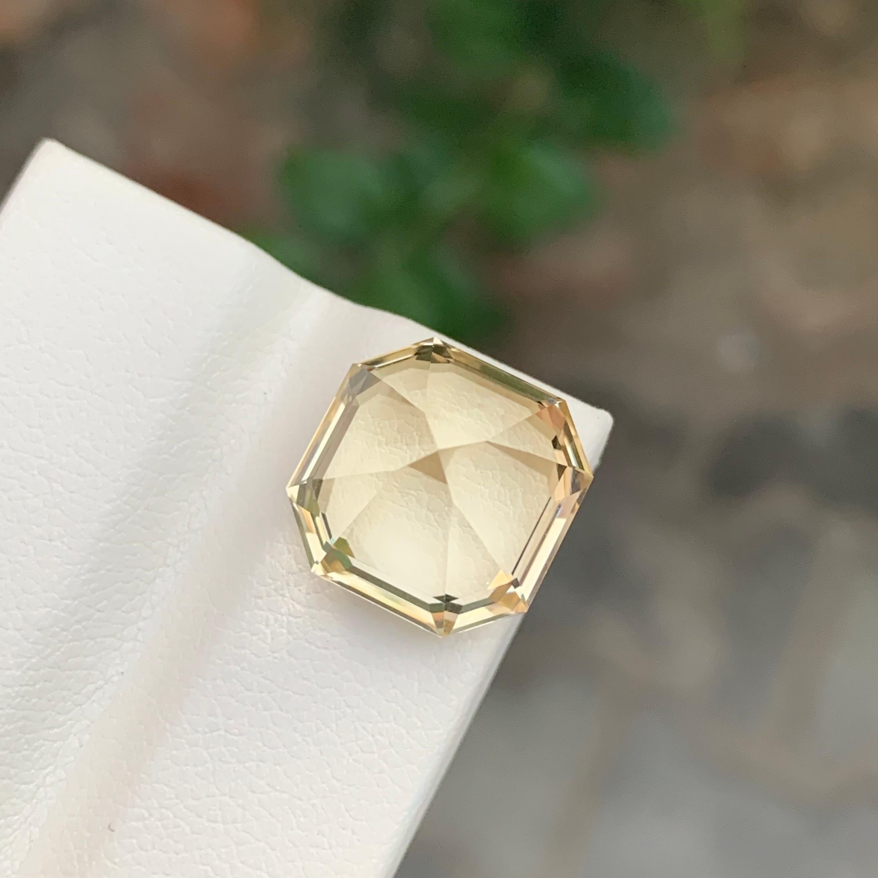 Pierre précieuse taille octogonale jaune naturelle non sertie de 11,75 carats en vente 4