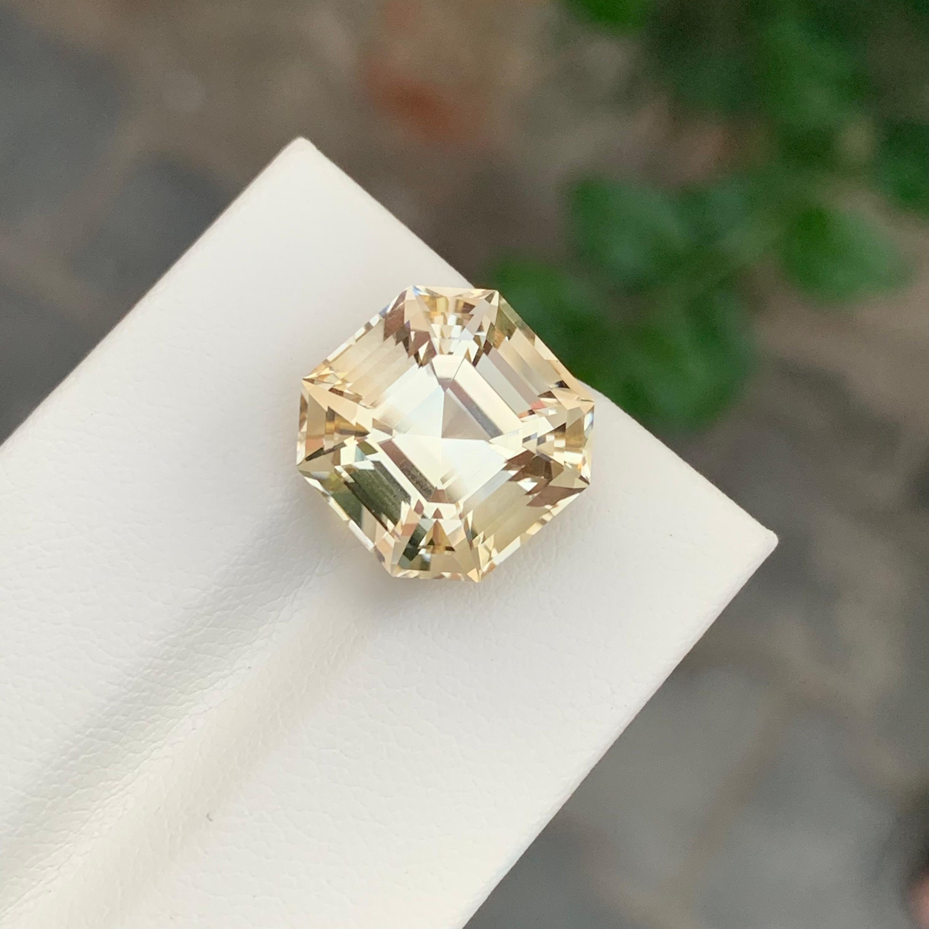 Arts and Crafts Pierre précieuse taille octogonale jaune naturelle non sertie de 11,75 carats en vente