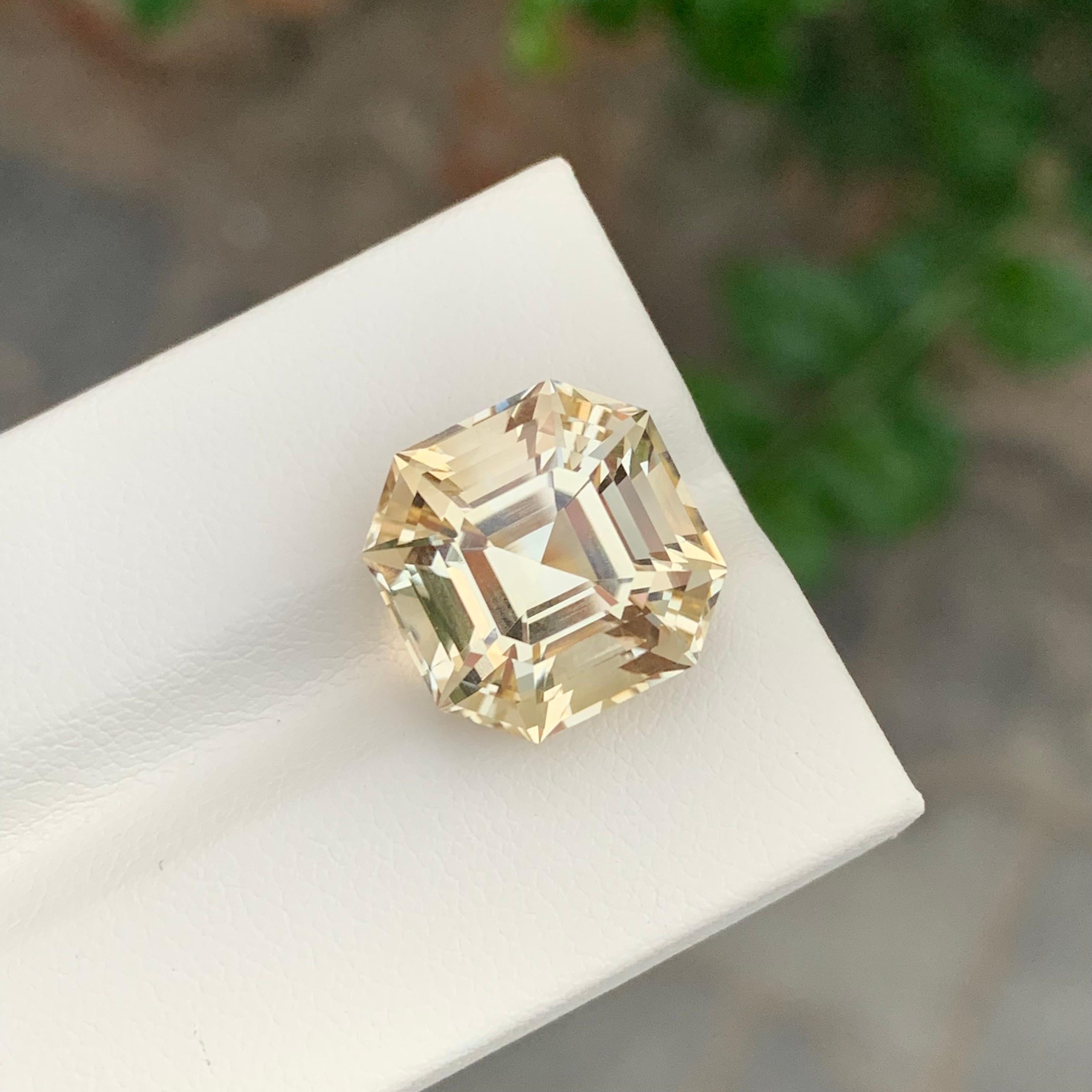 Taille octogone Pierre précieuse taille octogonale jaune naturelle non sertie de 11,75 carats en vente