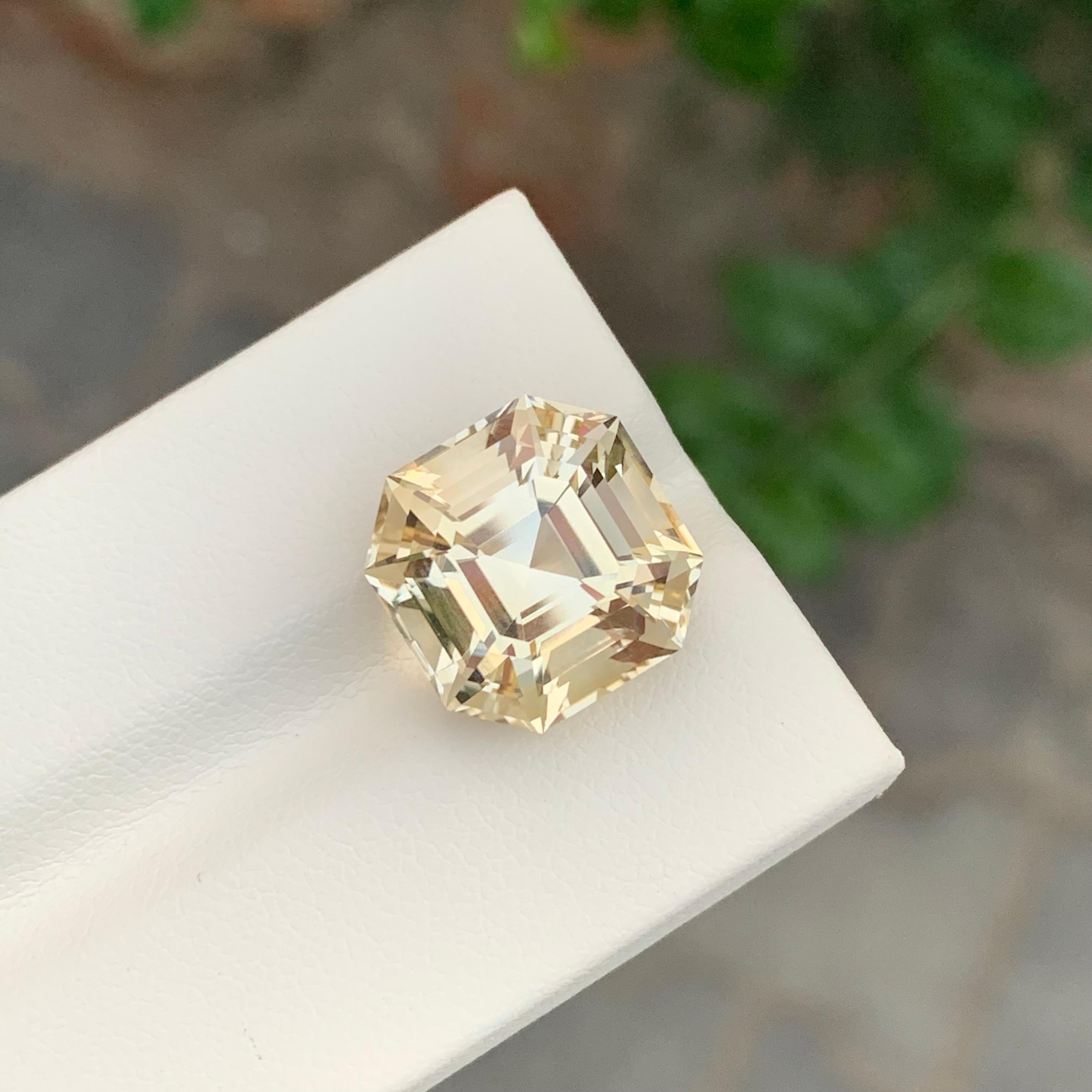 Pierre précieuse taille octogonale jaune naturelle non sertie de 11,75 carats Neuf - En vente à Peshawar, PK