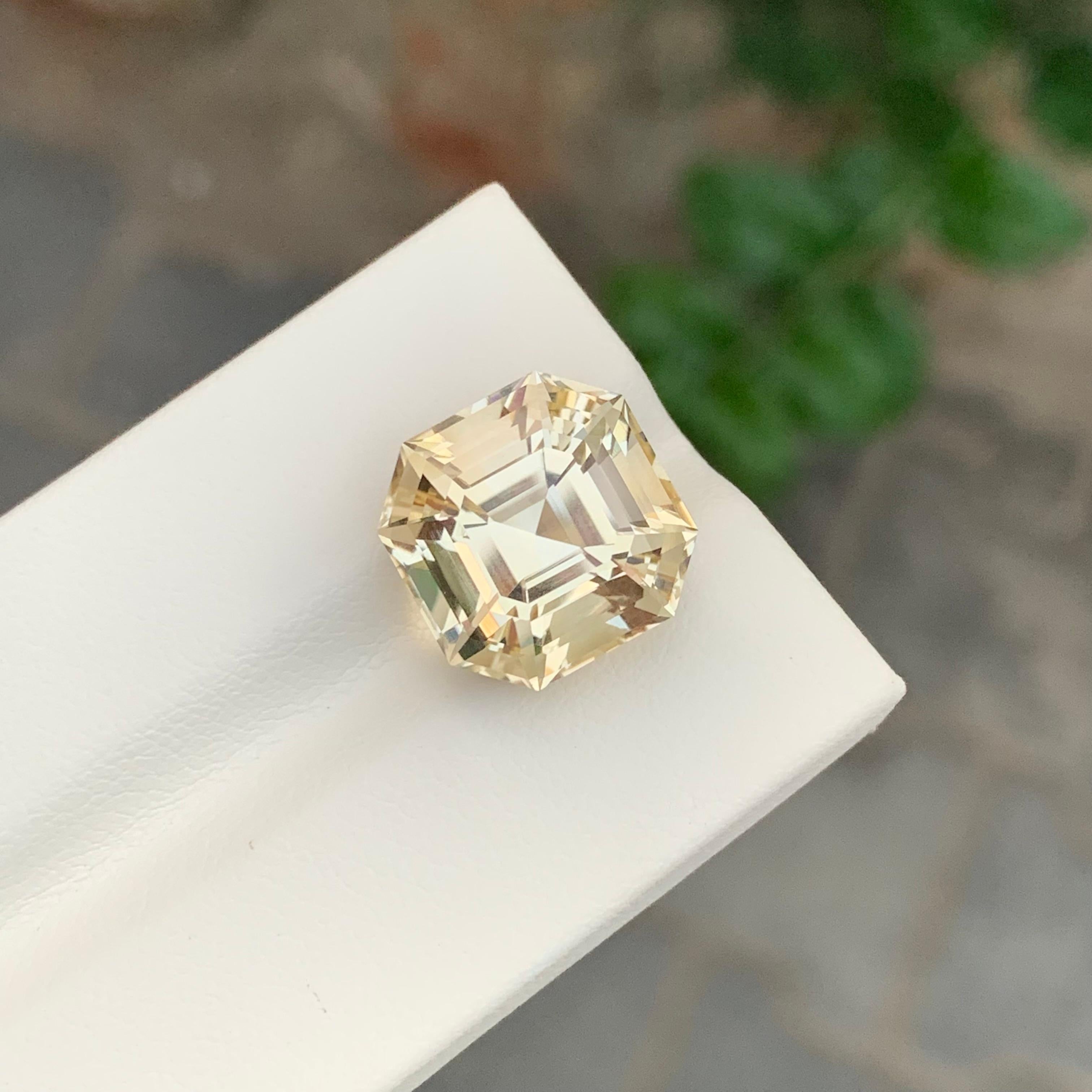 Pierre précieuse taille octogonale jaune naturelle non sertie de 11,75 carats Unisexe en vente