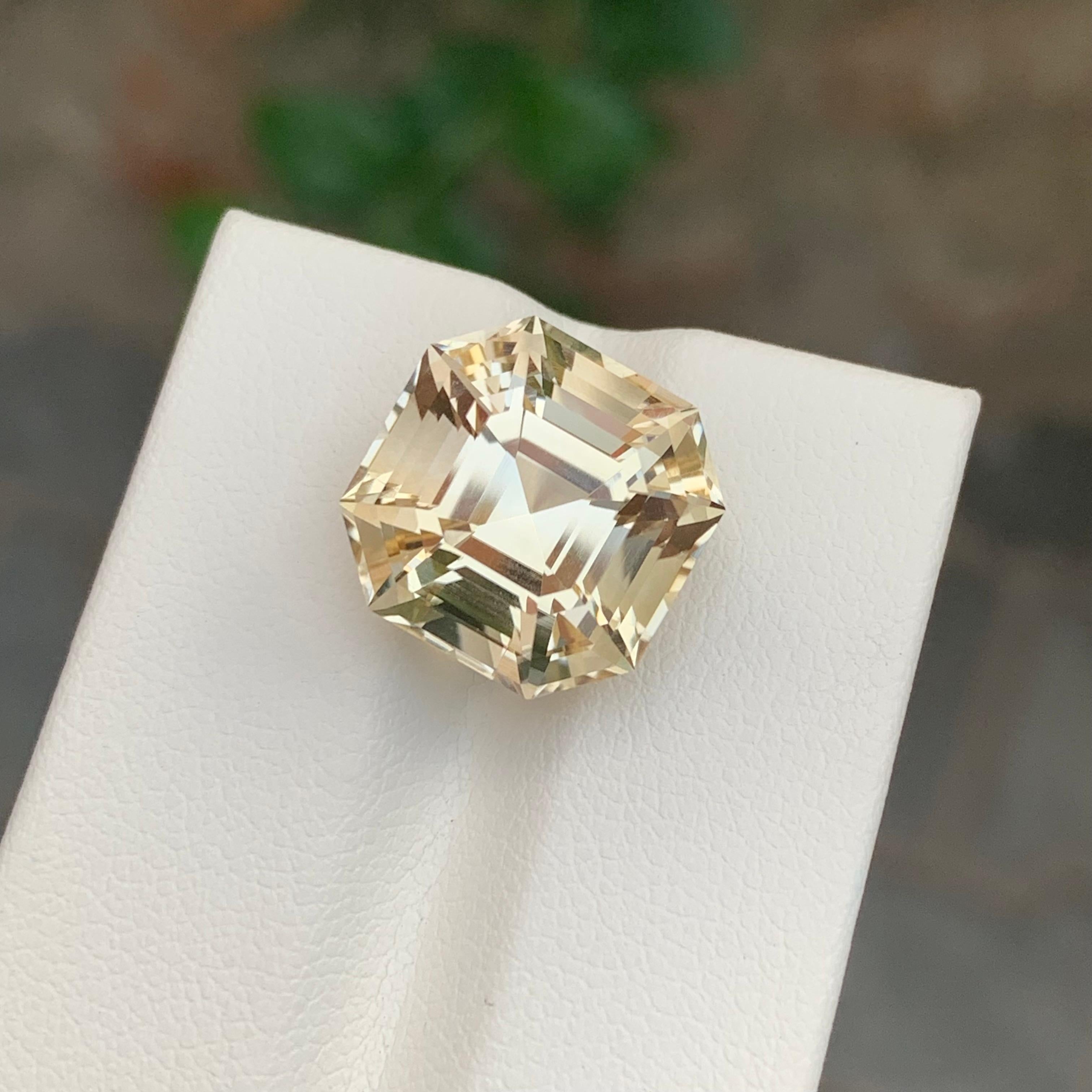 Pierre précieuse taille octogonale jaune naturelle non sertie de 11,75 carats en vente 1