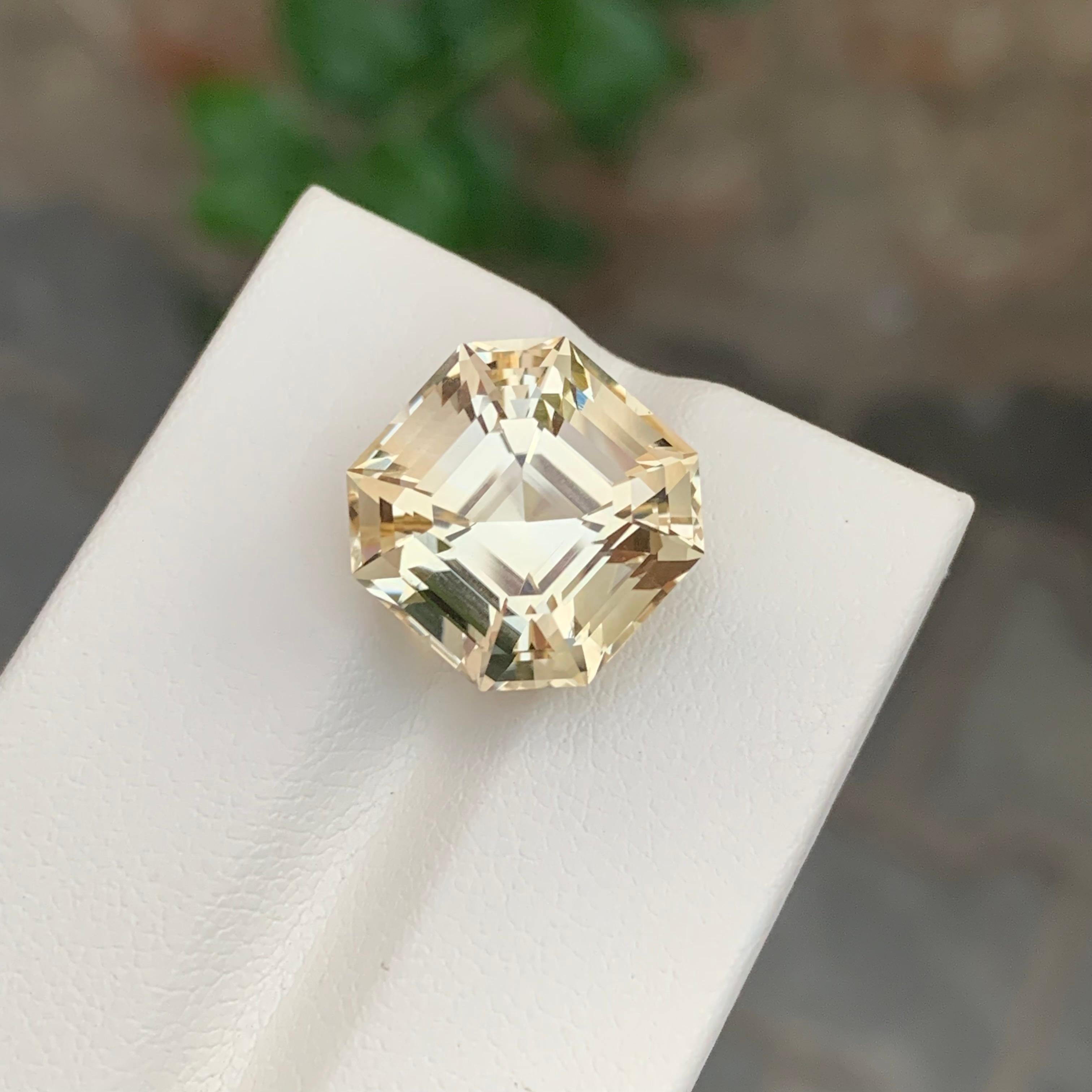 Pierre précieuse taille octogonale jaune naturelle non sertie de 11,75 carats en vente 2