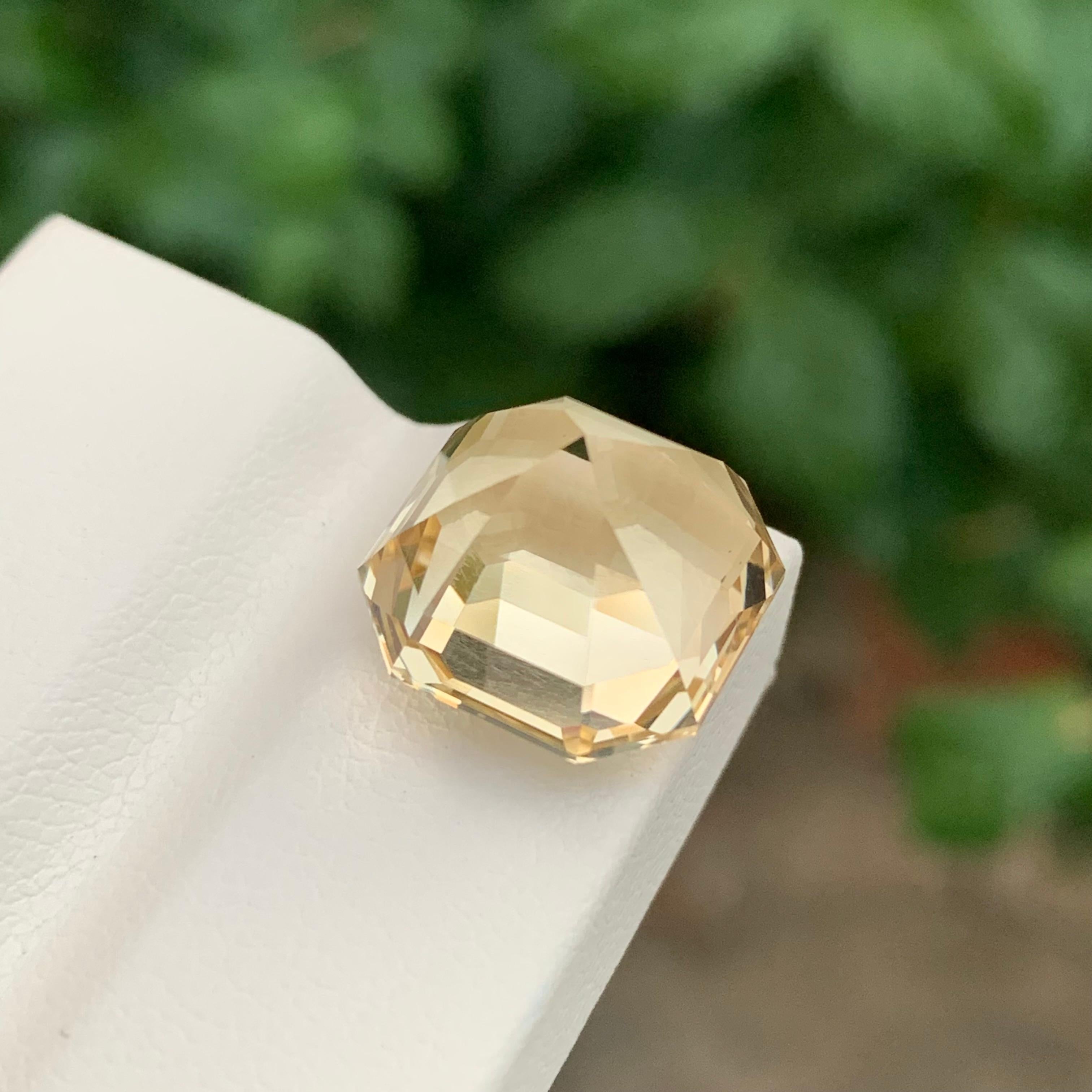 Pierre précieuse taille octogonale jaune naturelle non sertie de 11,75 carats en vente 3