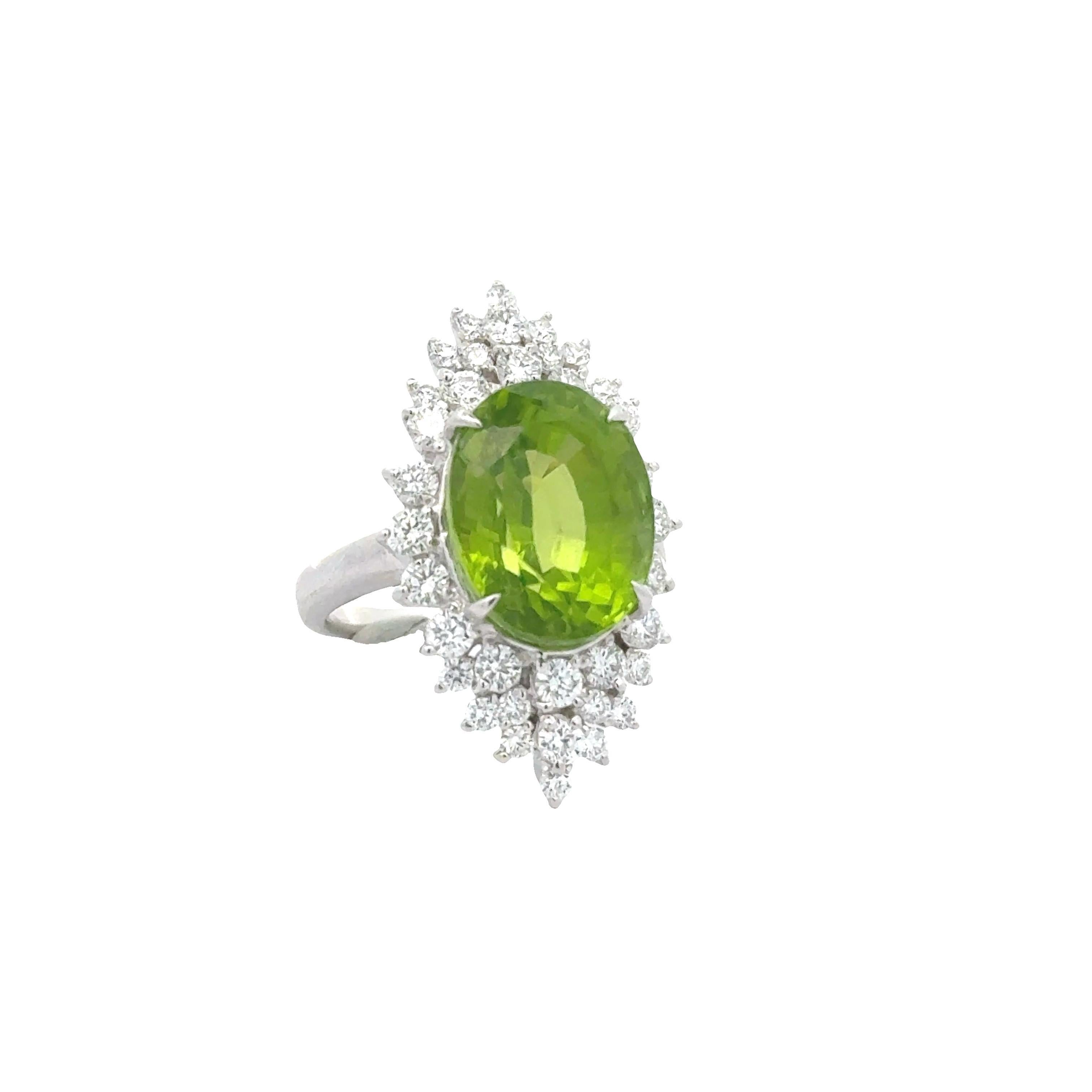 Un anello contemporaneo che mette in mostra un affascinante peridoto ovale da 11,75 carati. La vibrante tonalità verde del peridoto colpisce, attirando l'attenzione con la sua naturale brillantezza. È elegantemente circondato da 1,59 carati di