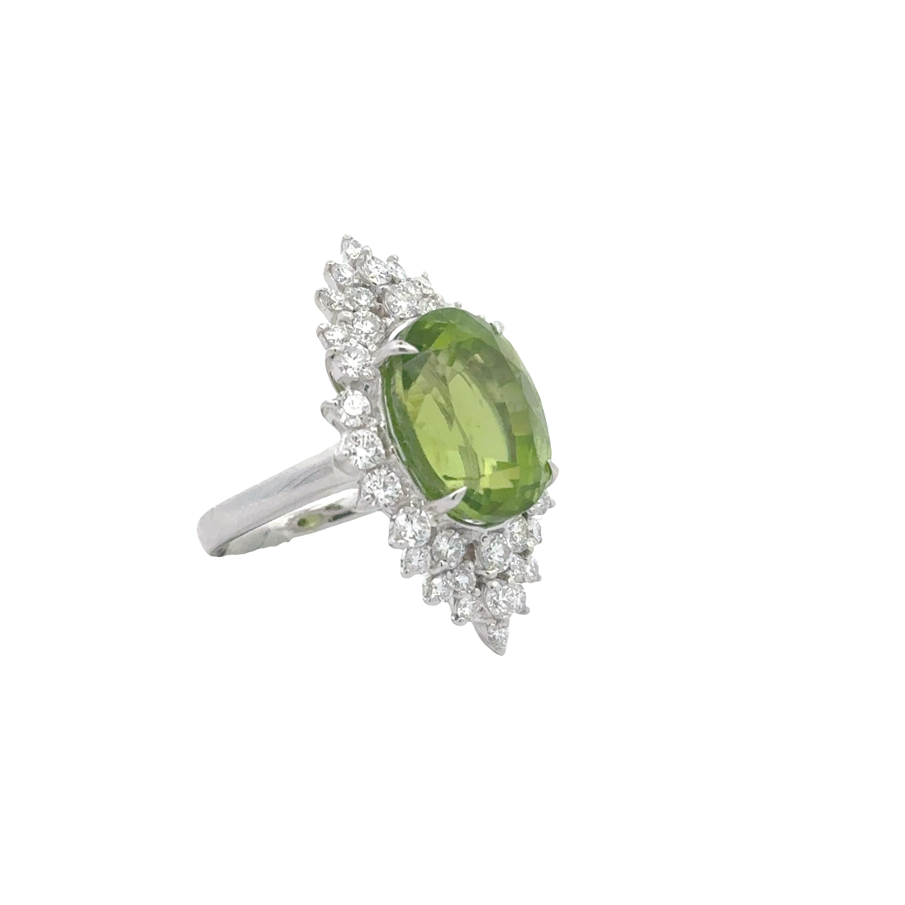Taglio ovale Anello con peridoto e diamante in platino da 11,75 carati in vendita
