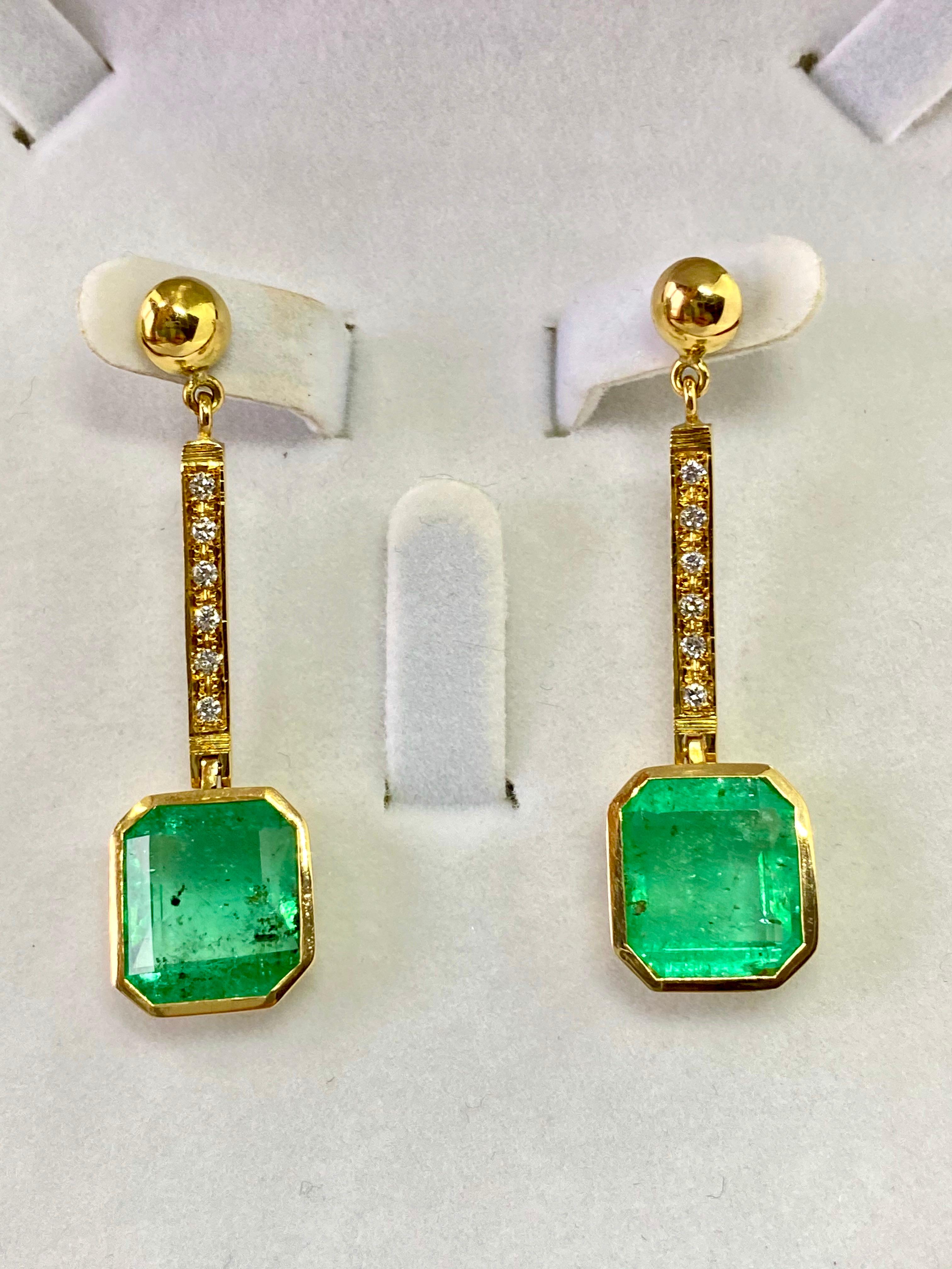 11.75 carats total weight square natural Colombian emerald and diamonds Earrings in 18k yellow gold. Emerald cut natural Colombian emeralds, medium green, with visible natural inclusions. Diamond color: H-G, Clarity: SI1, round cut.  Earrings