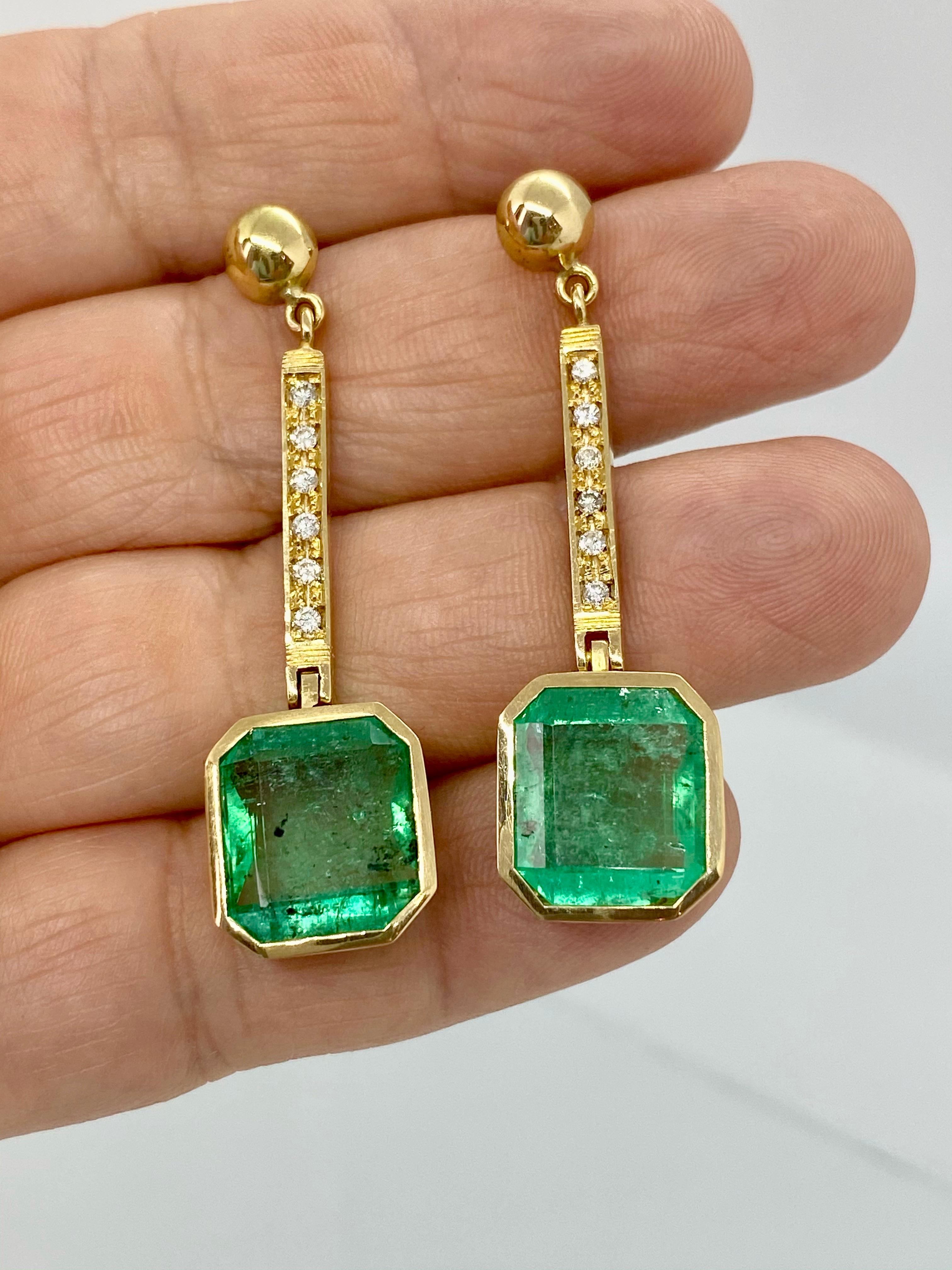 11,75 Karat quadratische kolumbianische Smaragd- und Diamanttropfen-Ohrringe (Smaragdschliff) im Angebot