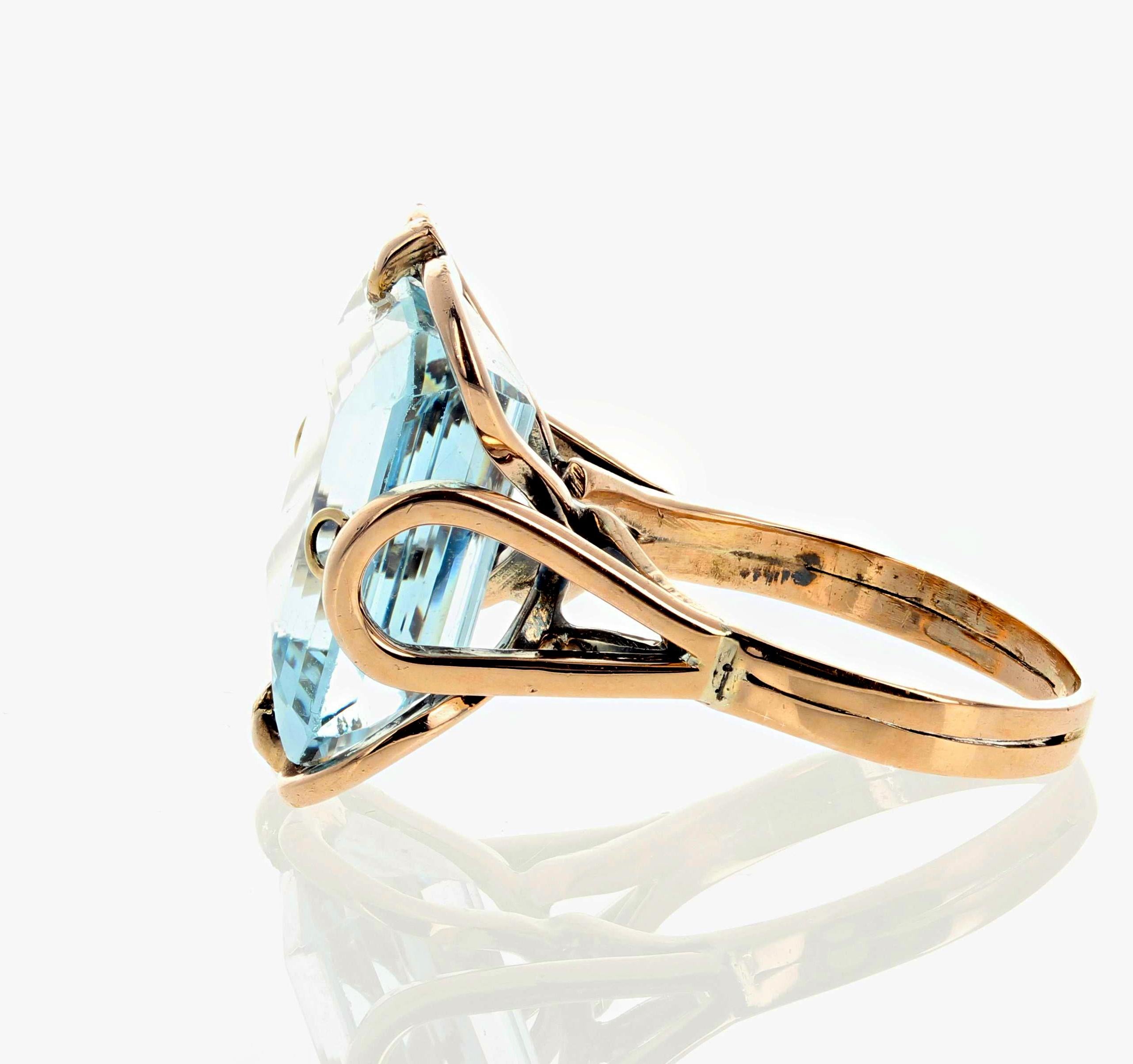 Women's 11.75 Carat Unique Aquamarine Gold Ring