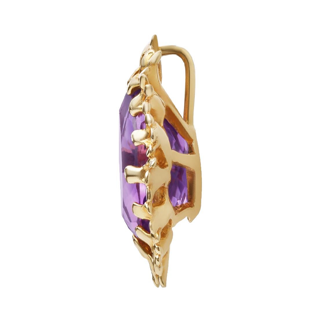 Magnifique collier pendentif, présentant une améthyste semi-précieuse en forme de poire de 11,75 carats, sertie sur une monture unique en forme de corail en or jaune 14K. Parfait pour une tenue décontractée ou habillée. 

