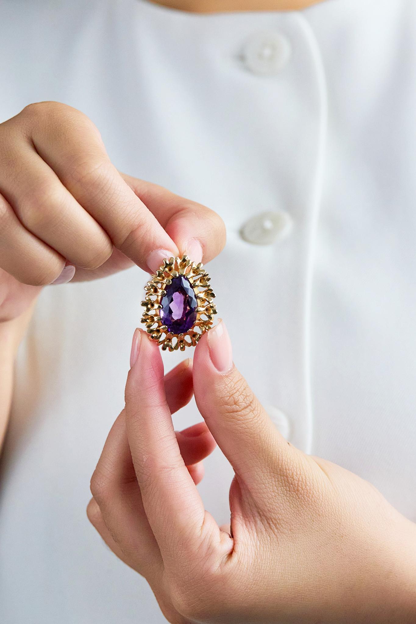 Taille poire Collier pendentif en or jaune 11,75 carats avec améthyste en forme de poire en vente