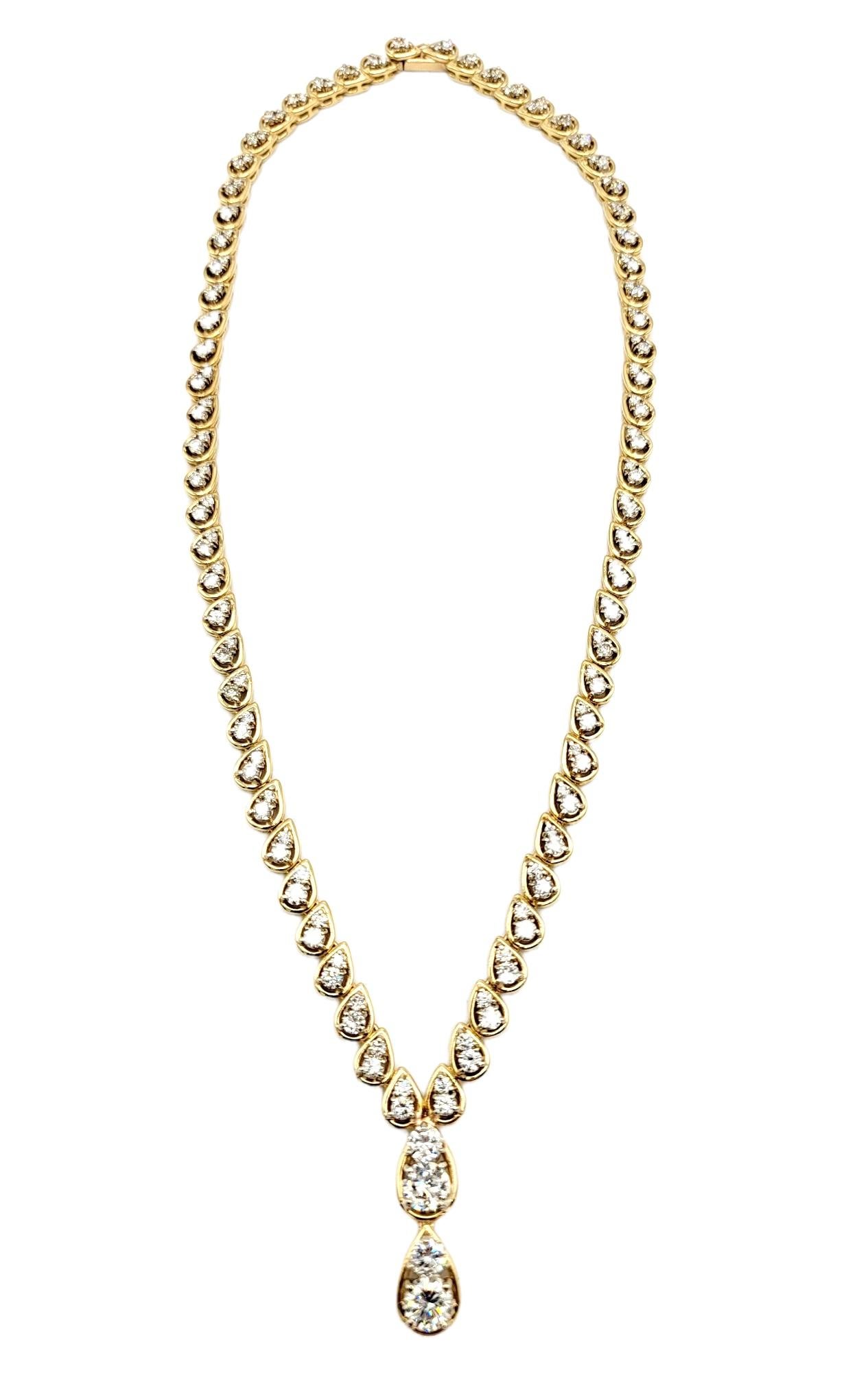 This is an absolutely stunning graduated diamond necklace that will stand the test of time. The elegant yellow gold setting paired with the timeless round diamonds makes this piece a true classic that will never go out of style. This gorgeous