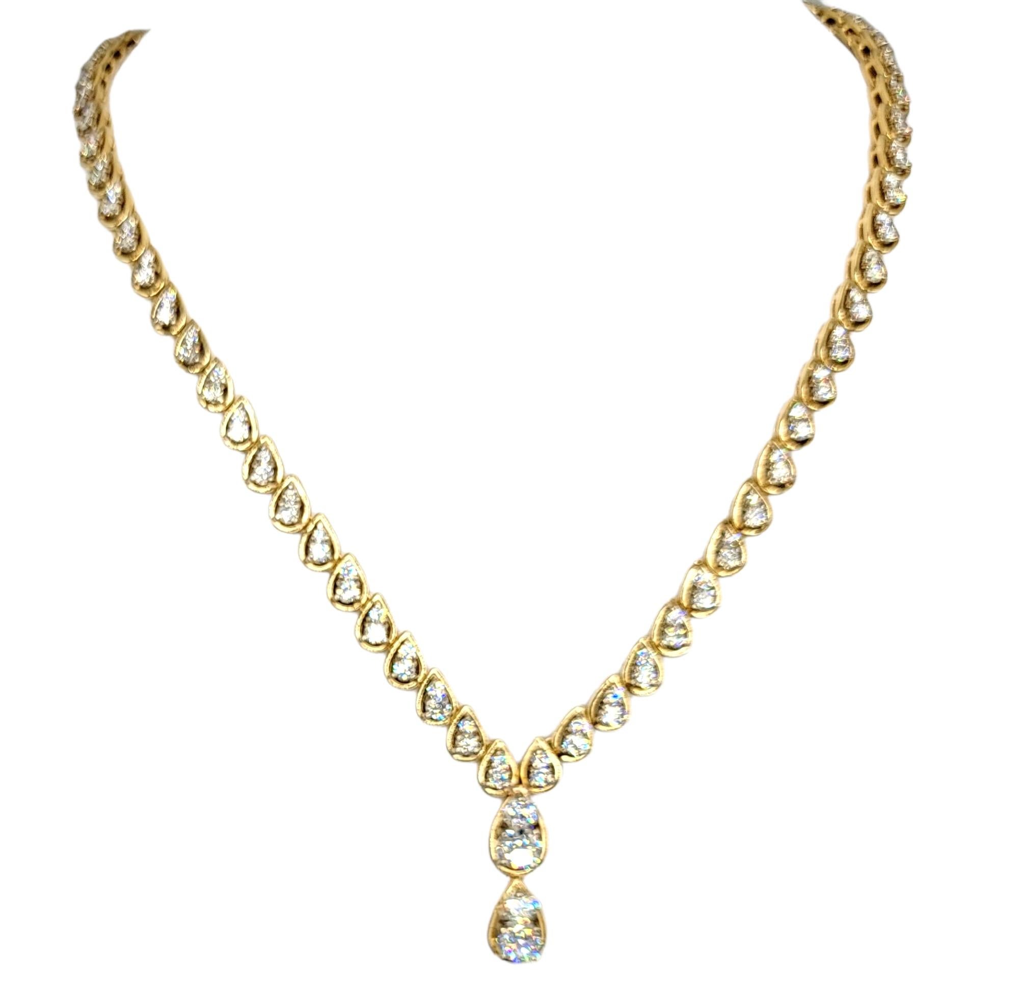 Round Cut 11.75 Carats Total Diamond Pear Shape Graduated Drop Link Necklace 18 Karat Gold For Sale