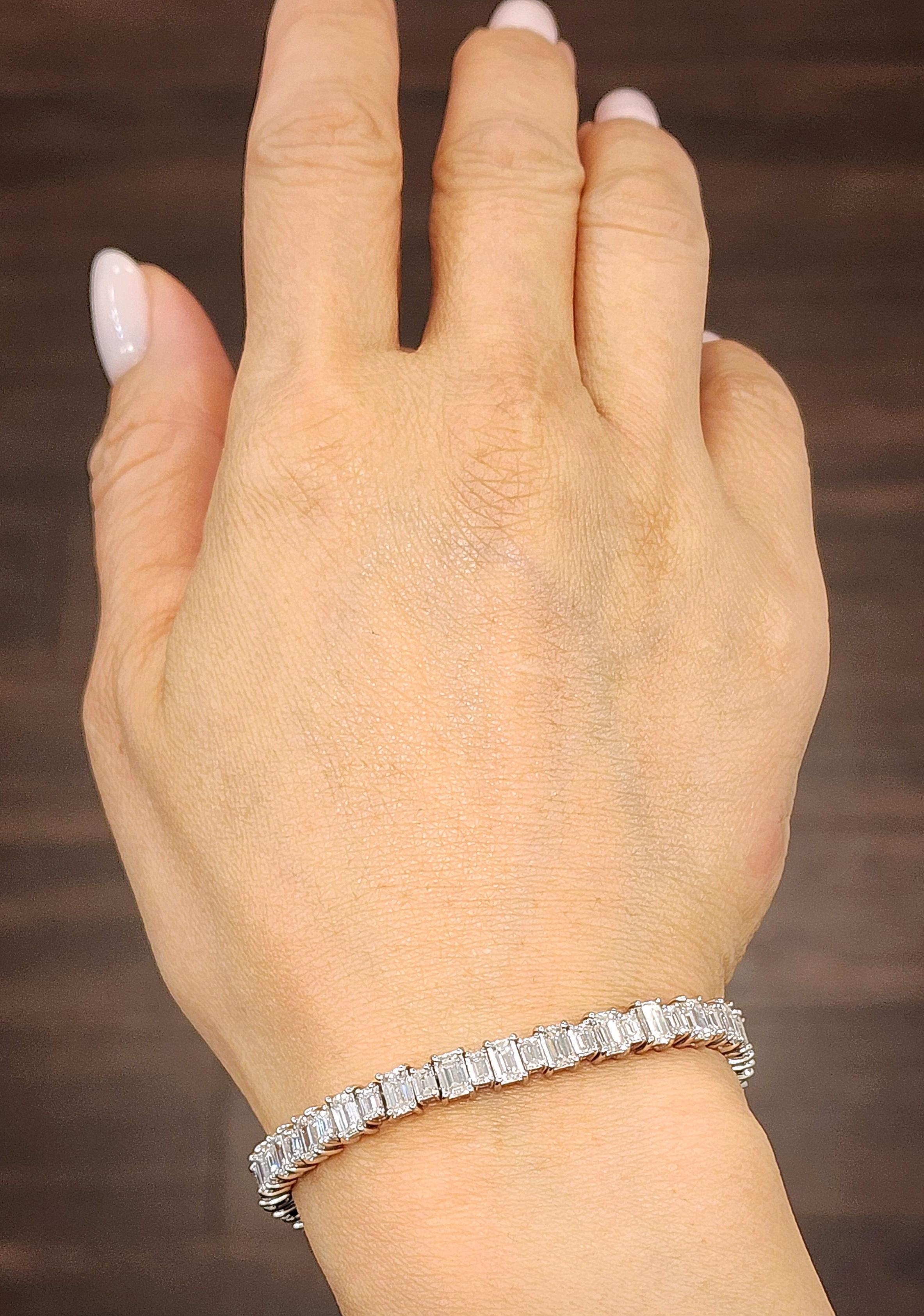Esta exquisita pulsera es una auténtica obra maestra. Con 8,15 quilates de diamantes blancos talla esmeralda, cada piedra tiene una graduación de color G/H y claridad VS1/VS2. Se complementa con 3,60 quilates de diamantes blancos talla baguette,