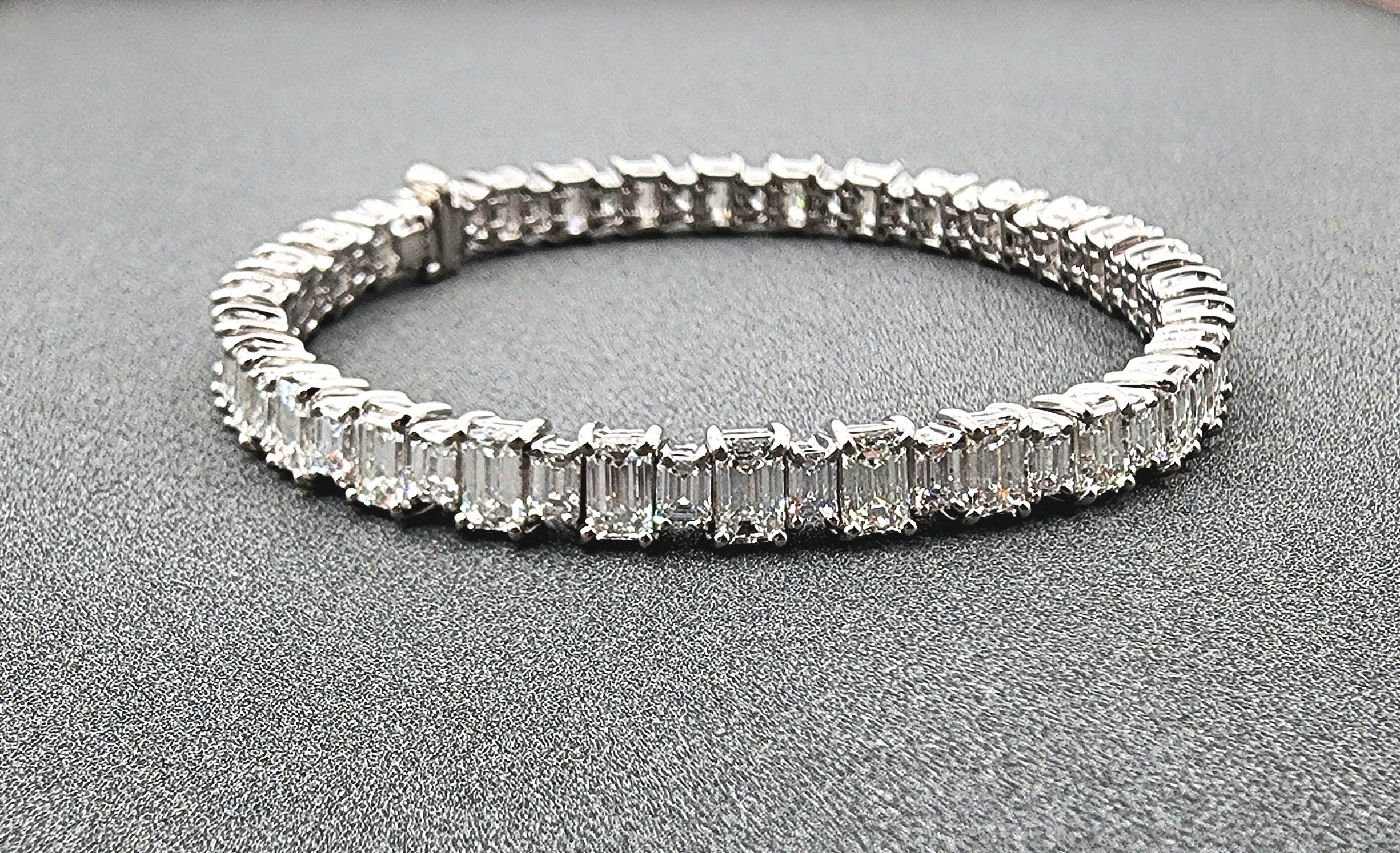 Armband mit 11,75 Karat Smaragdschliff und Baguette-Schliff