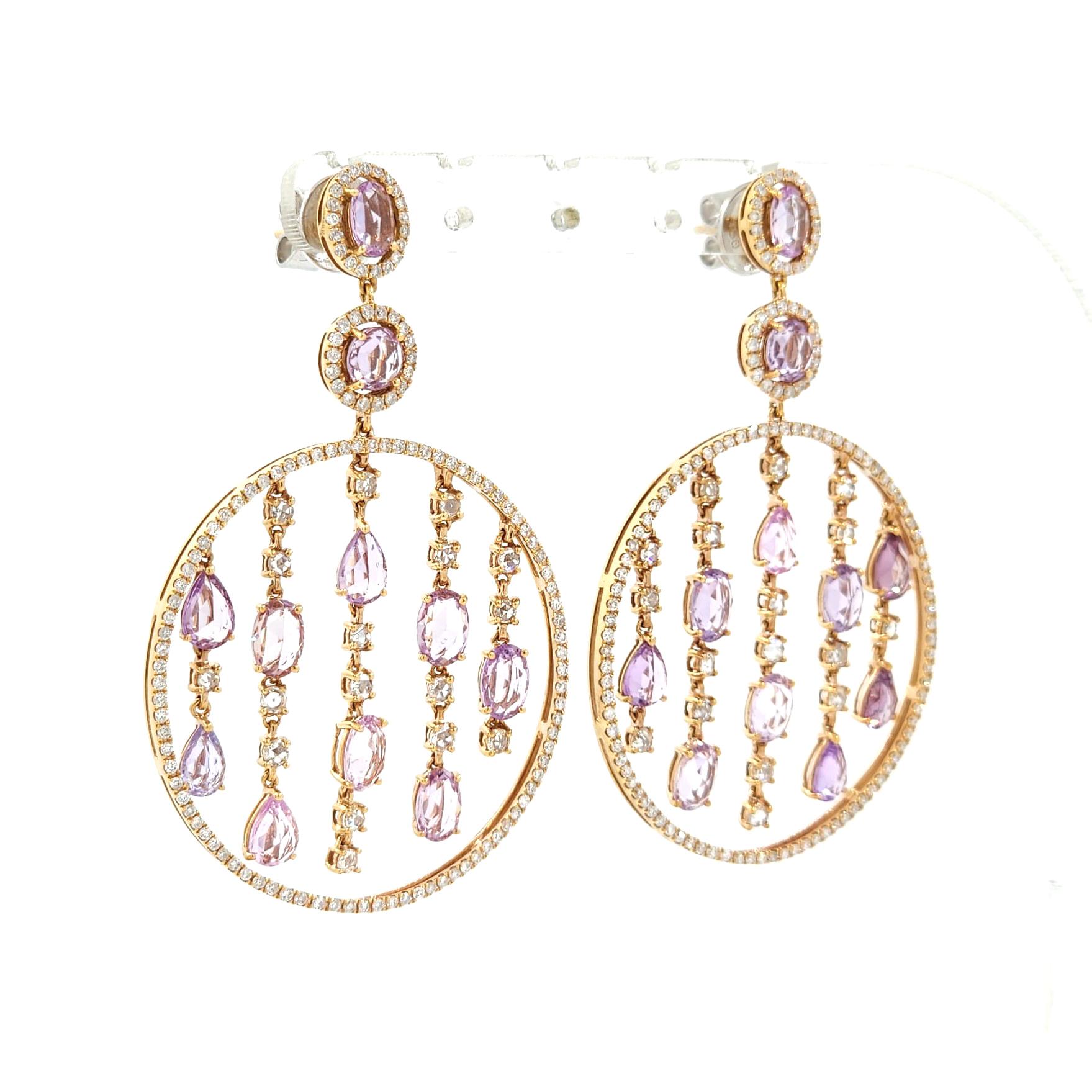 Wir präsentieren unsere atemberaubenden Vintage 11.75 Ct Fancy Pink Sapphire Diamond Chandelier Ohrringe in 18K Rose Gold. Diese Ohrringe sind ein wahres Zeugnis für die Anziehungskraft und Eleganz natürlicher Edelsteine und setzen ein kühnes und