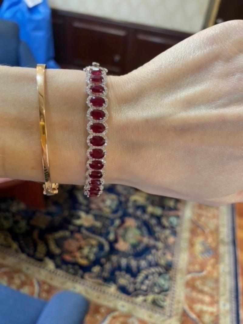 Taille ovale Bracelet en or 14KT avec rubis ovale de 11,75ct et diamant rond en vente