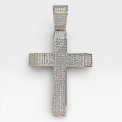 Ciondolo a croce di 11,76 carati con 588 diamanti in oro bianco 14K.