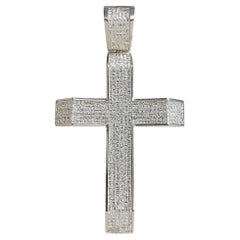 Ciondolo a croce di 11,76 carati con 588 diamanti in oro bianco 14K.