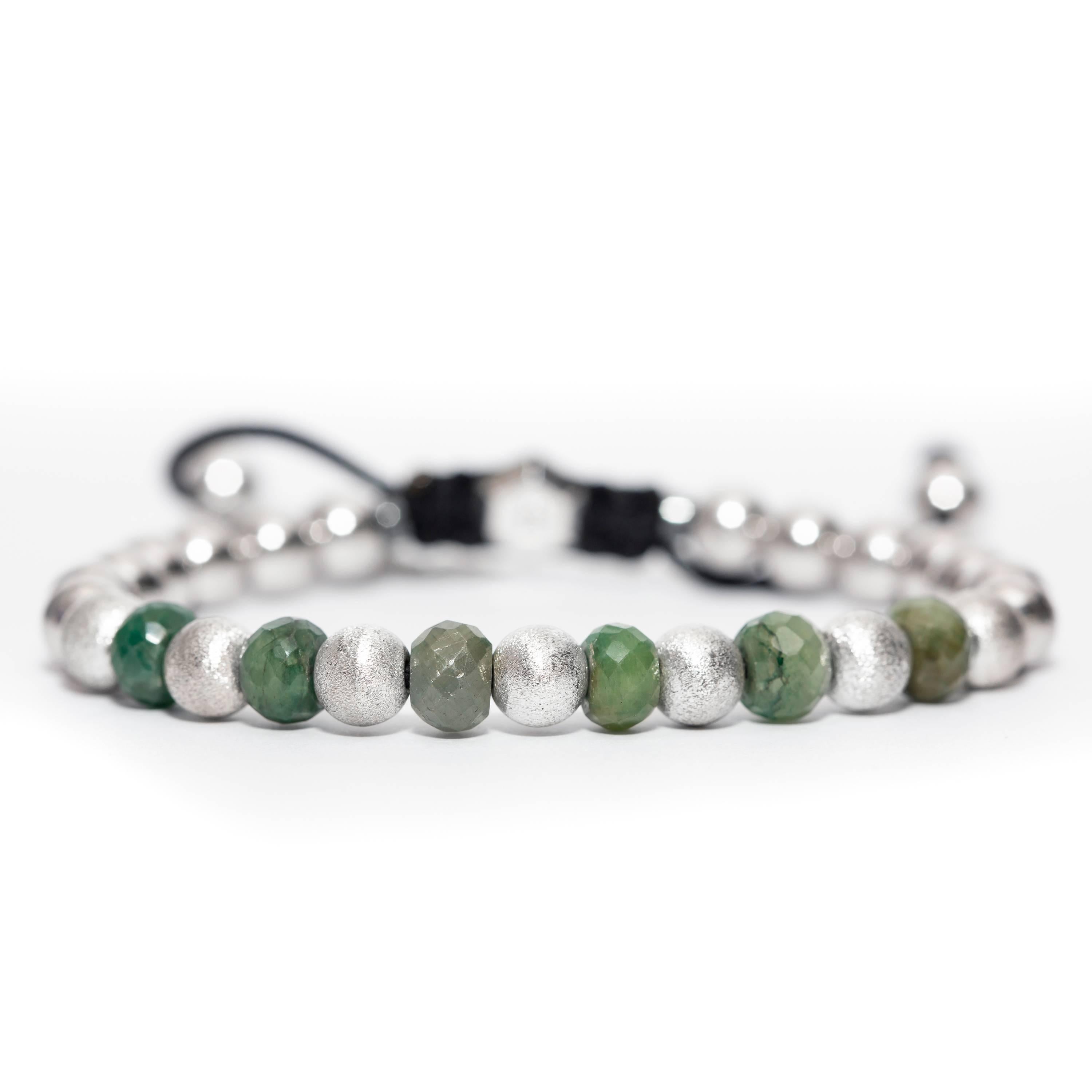 Dieses 11,76 Karat Smaragd Edelstahl und Silber Perlenarmband von The Original Tresor Paris Tendresse Vert Collection. Dieses Armband besteht aus 7 satinierten Perlen und 14 glänzenden Edelstahlperlen sowie zwei Magnetitringen mit einem silbernen