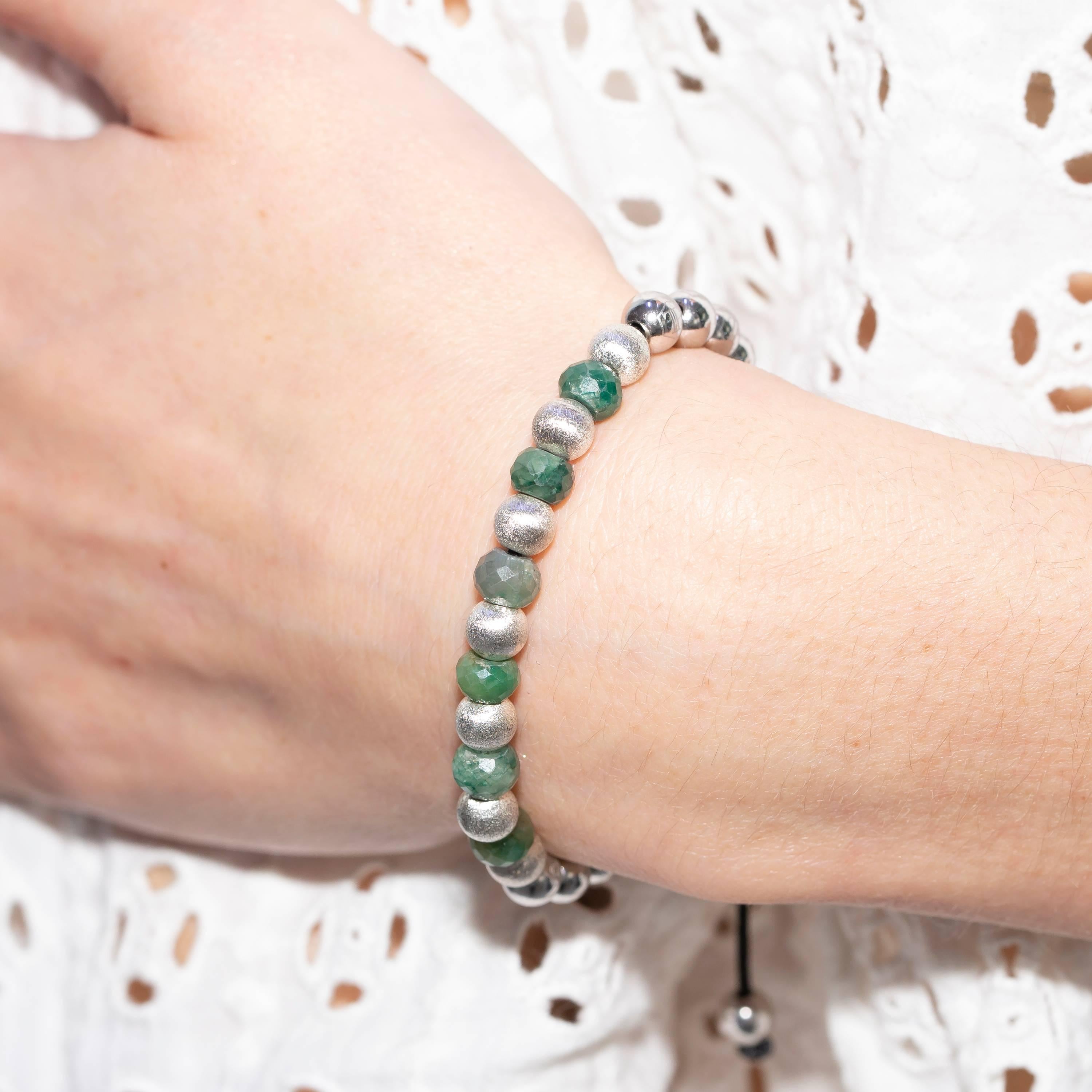 11.76 Carat Emerald Silver Stainless Steel Modern Classic Bead Macrame Bracelet  In New Condition For Sale In London, GB