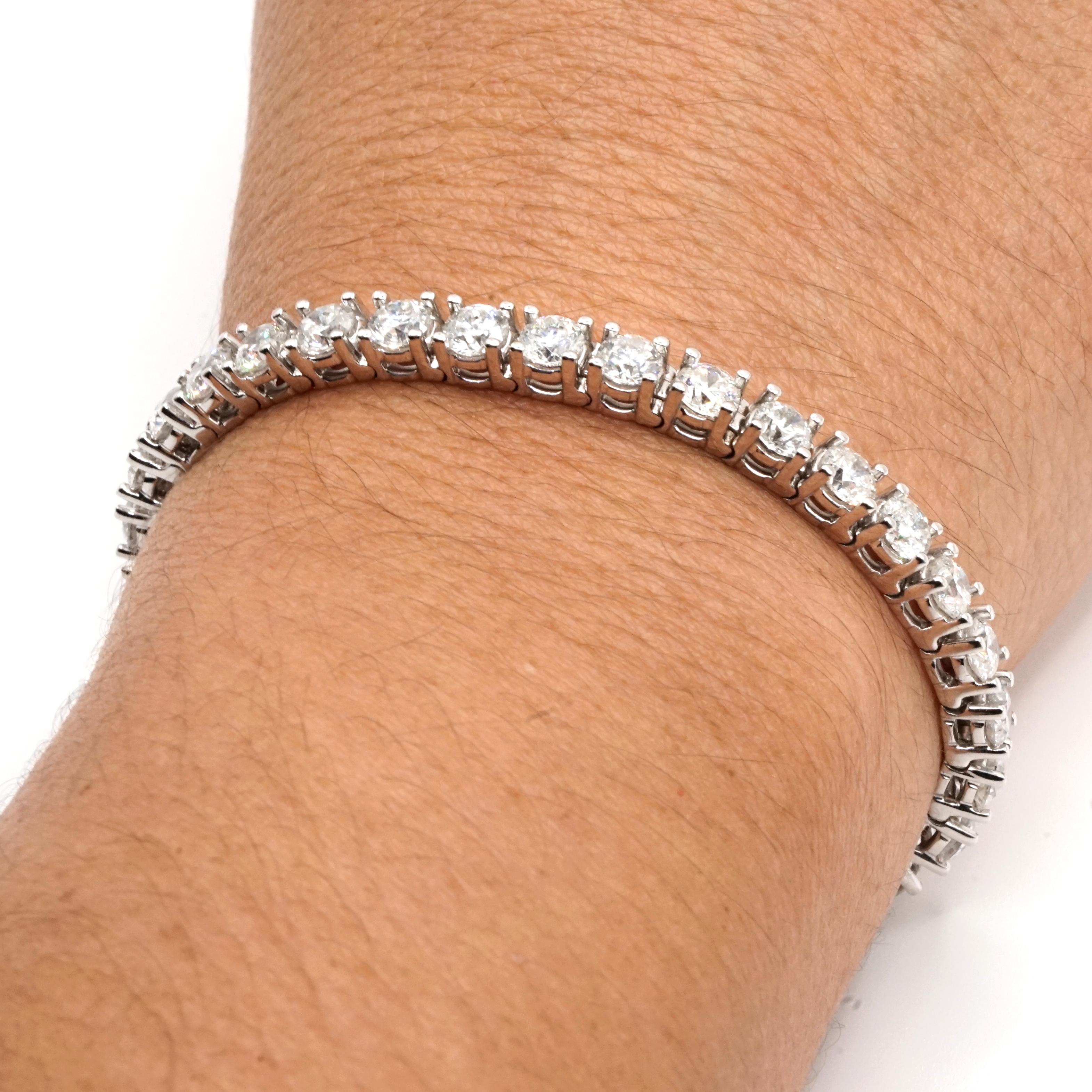 Laissez-vous séduire par l'élégance durable de ce bracelet de tennis classique en diamants, d'un poids total impressionnant de 11,77 carats. Fabriquée en luxueux or blanc 14k, cette pièce rayonne de brillance et de sophistication, ce qui en fait la