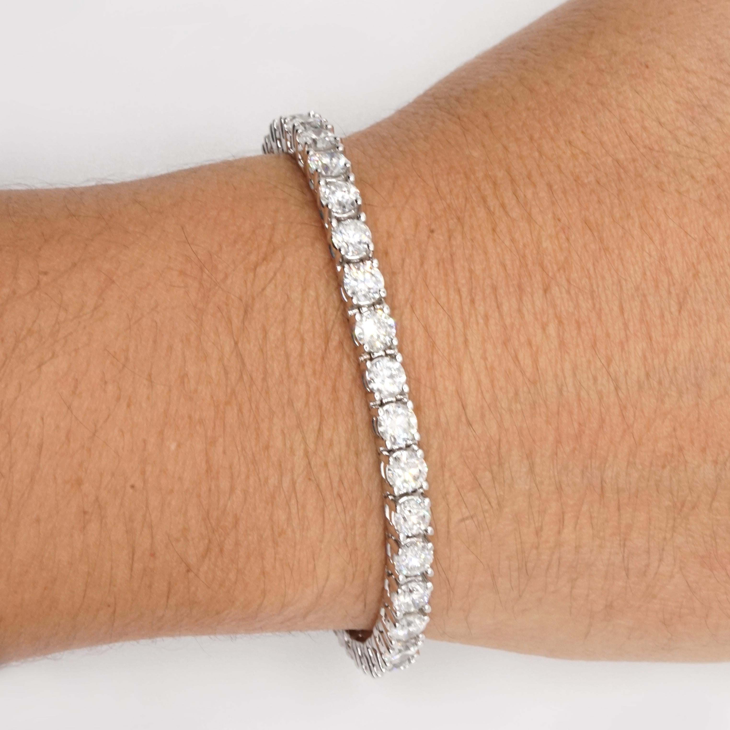 Taille ronde Bracelet tennis en or blanc 14 carats avec diamants de 11,77 carats en vente