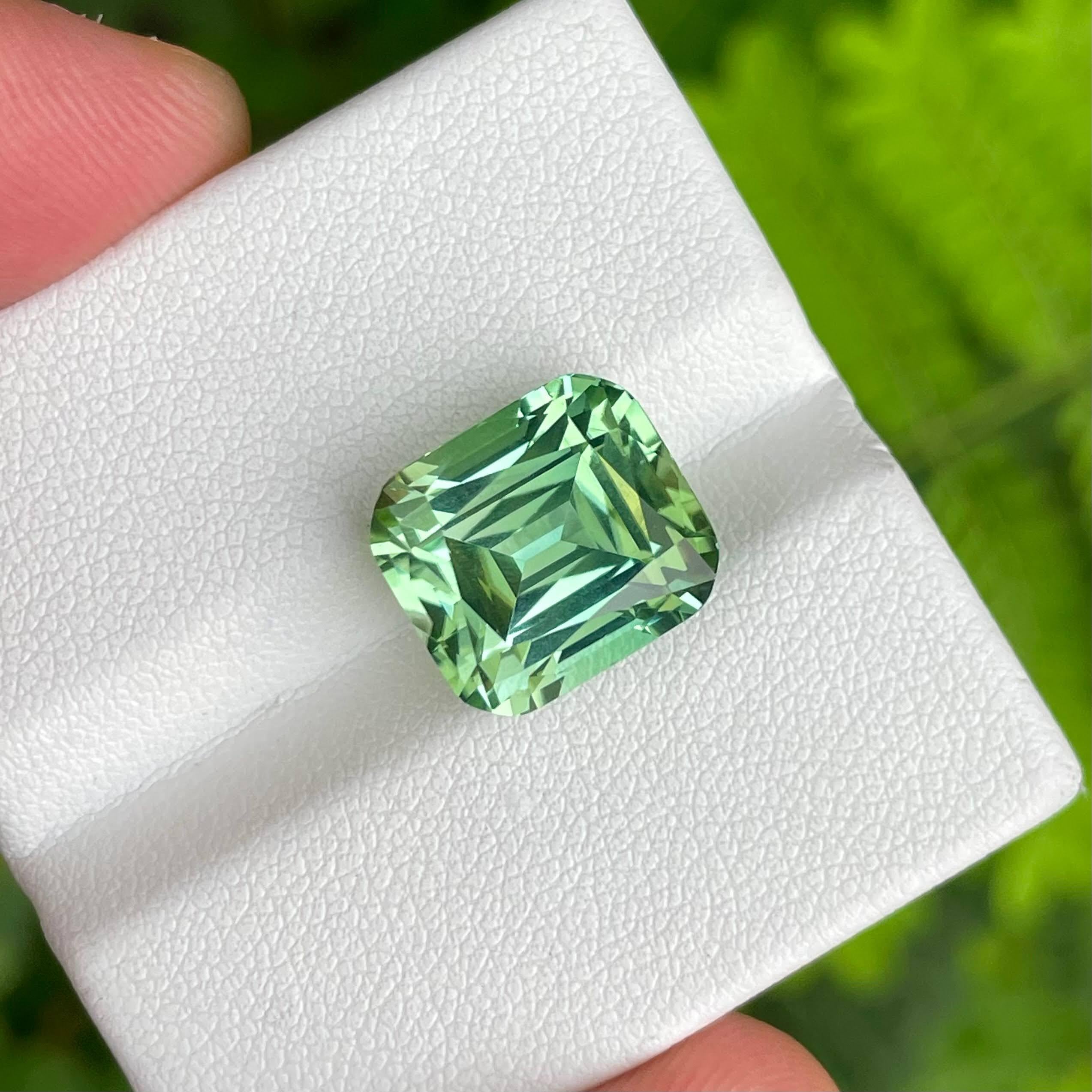 Moderno 11,77 Carati di Tormalina Verde Vivida Taglio Cuscino Gemma Afgana Naturale in vendita