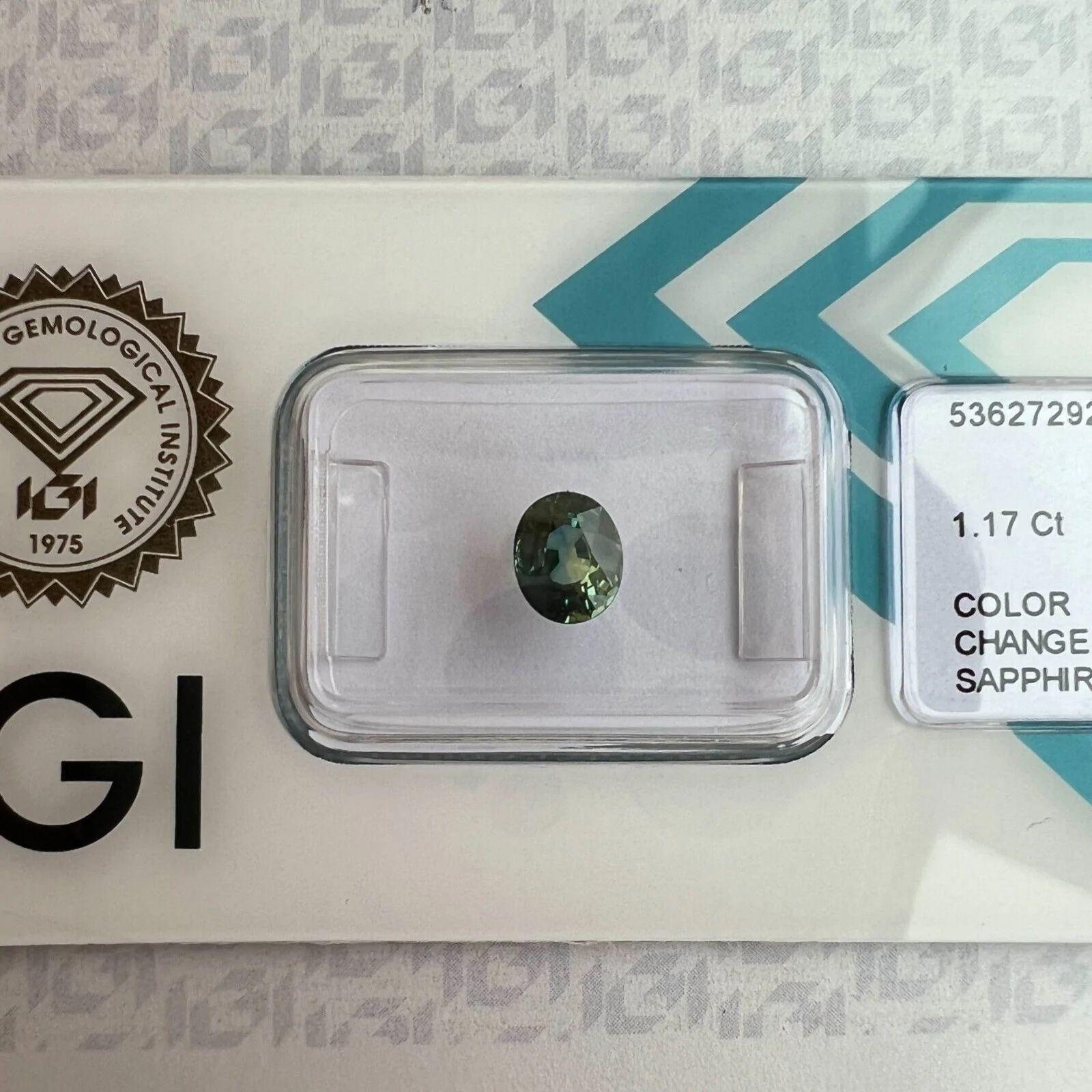 Saphir bleu foncé non chauffé taille ovale certifié IGI de 1,17 carat avec changement de couleur en vente 3