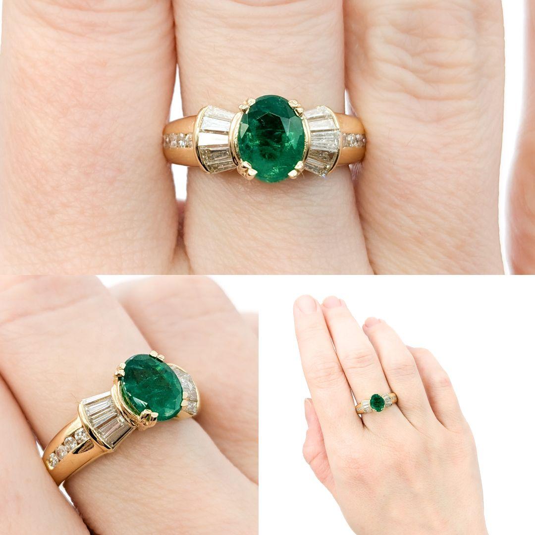 1,17 Karat Smaragd & Diamant Mode-Ring aus Gelbgold

Wir präsentieren diesen exquisiten Ring aus 14-karätigem Gelbgold. In der Mitte des Rings befindet sich ein Smaragd von 1,17 Karat, der durch runde und Baguette-Diamanten von 0,75 Karat ergänzt