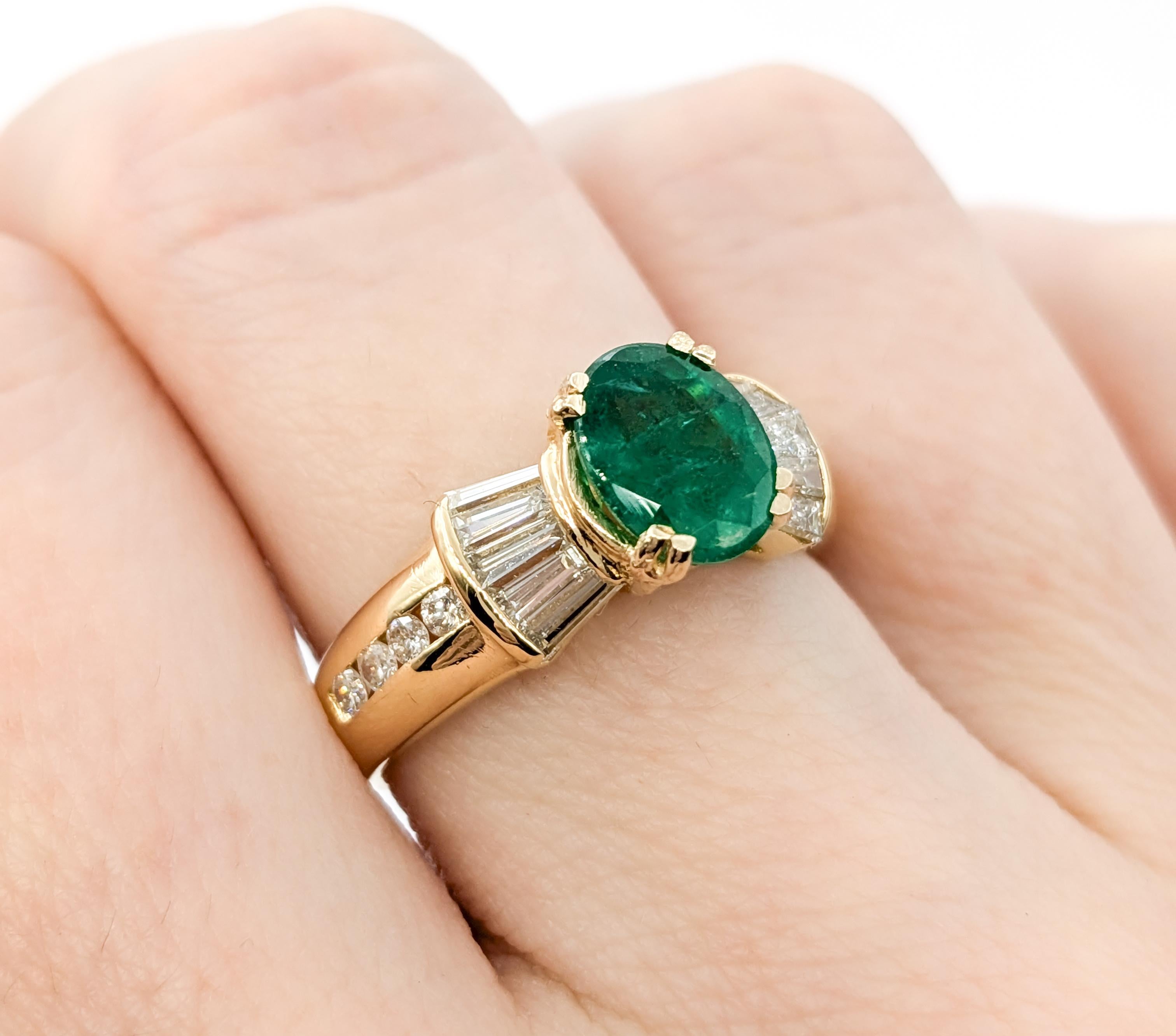 1,17 Karat Smaragd & Diamant Mode-Ring aus Gelbgold (Ovalschliff) im Angebot