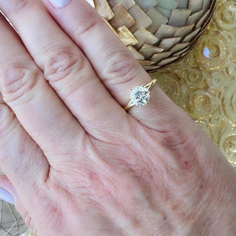 Dieser Ring aus 18-karätigem Gold ist eine Kombination aus Alt und Neu und wird jedem gefallen! Mit einem Diamanten im alten europäischen Schliff mit einem Gewicht von 1,17 Karat, bewertet mit K/VS, gefasst in einer einzigartig gestalteten