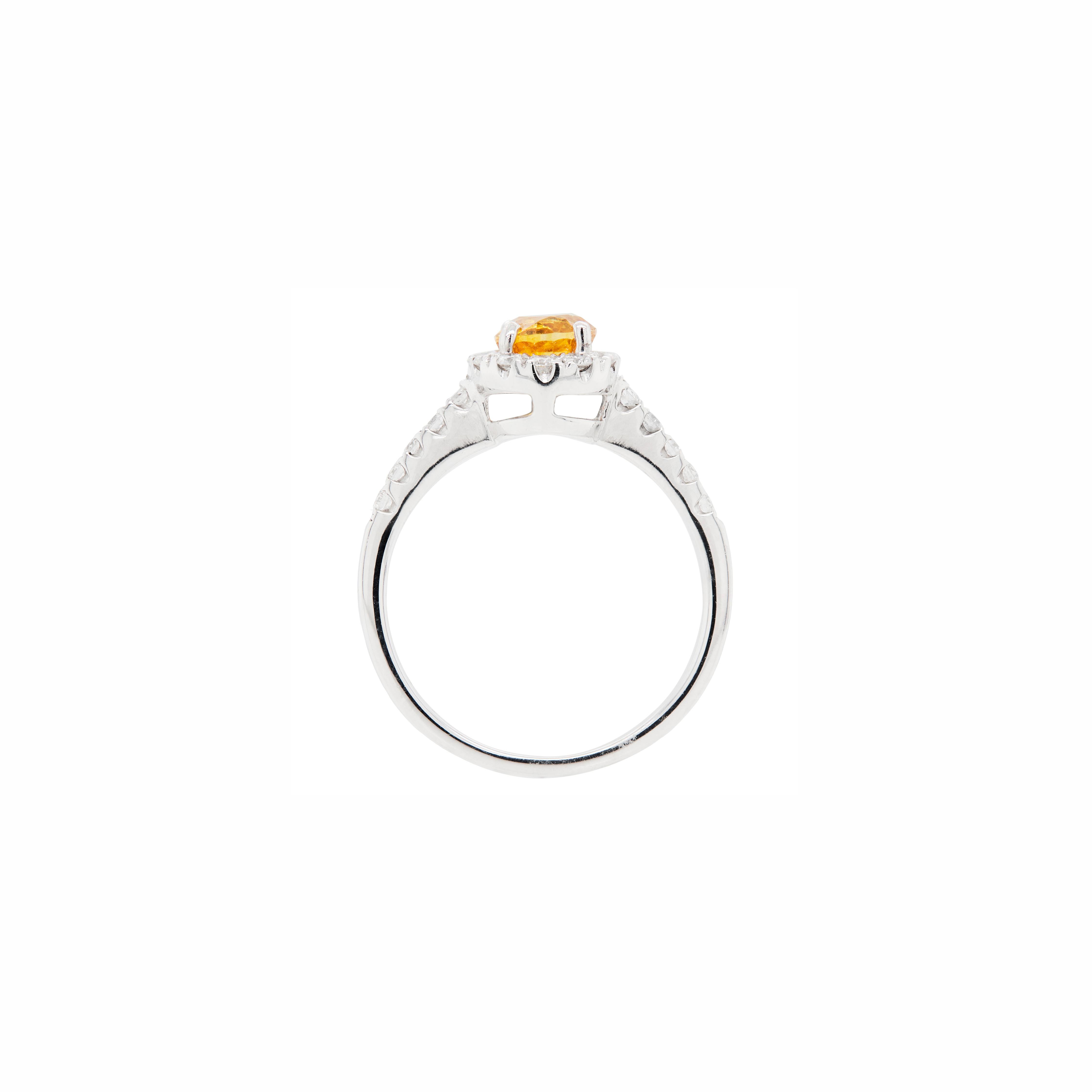 Moderno Anello di fidanzamento con zaffiro arancione da 1,17 carati e diamante aureolato in oro bianco 18 carati in vendita