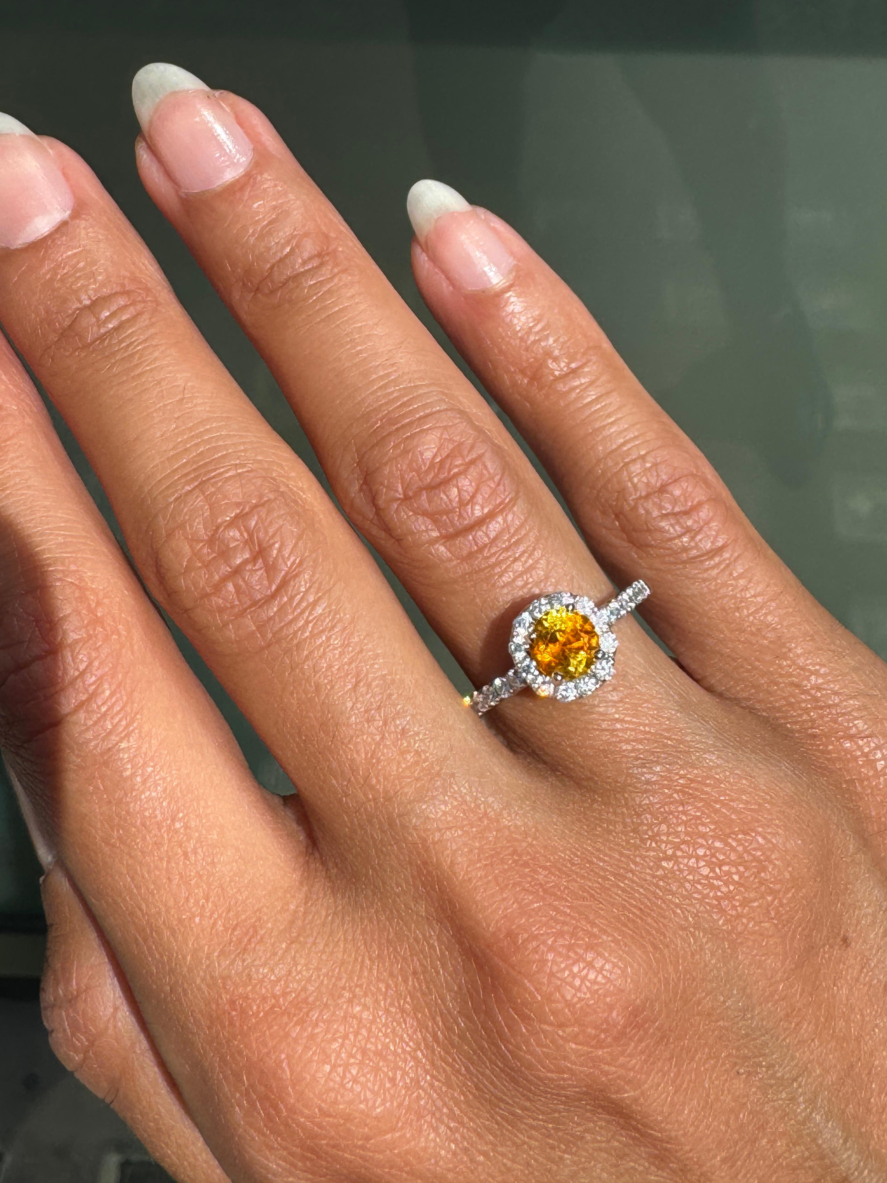 Taglio rotondo Anello di fidanzamento con zaffiro arancione da 1,17 carati e diamante aureolato in oro bianco 18 carati in vendita